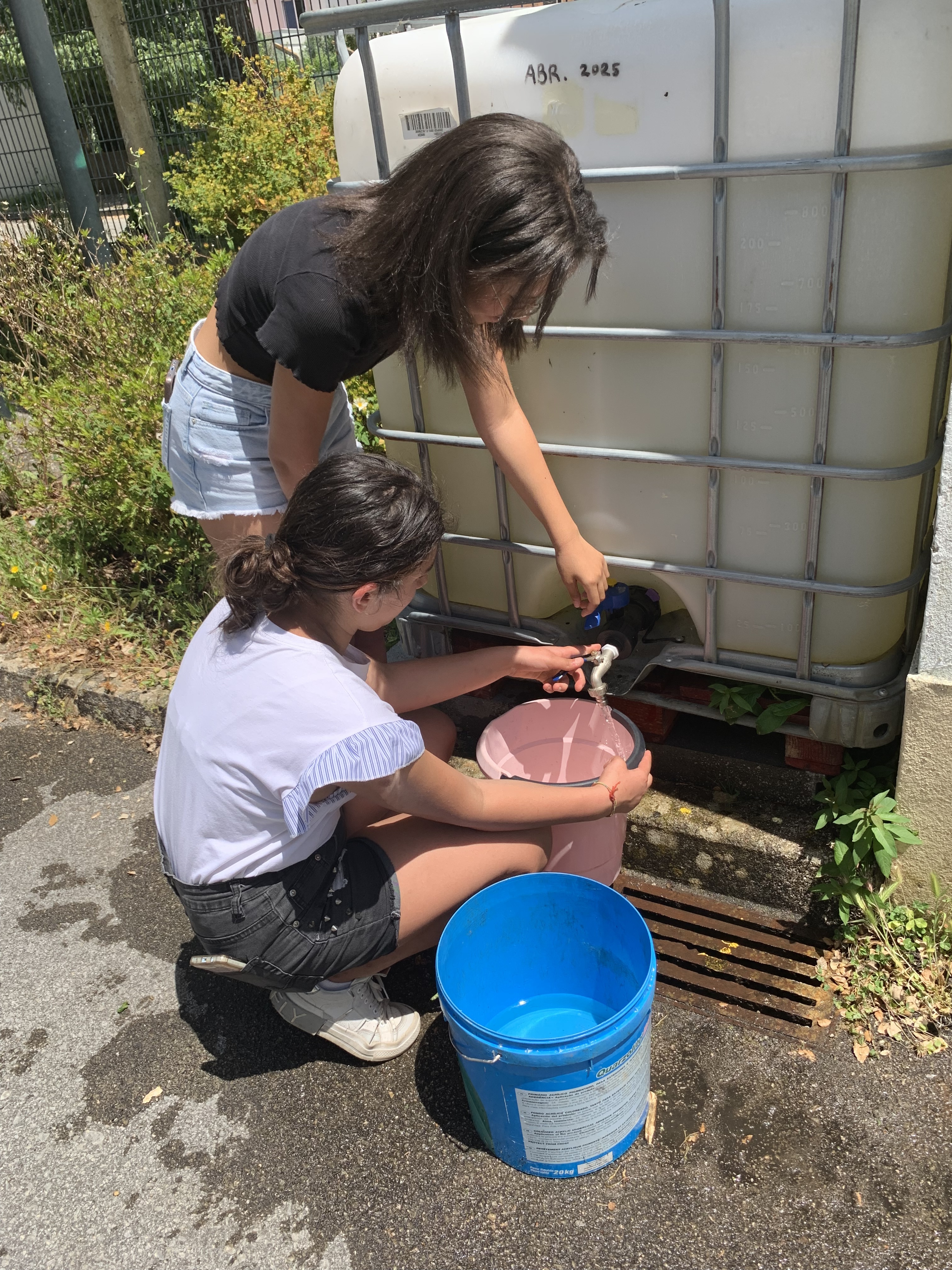 Os alunos recolhem água da chuva de um depósito oferecido pela empresa municipal Aquanena. Este depósito foi pedido no âmbito deste projeto.
