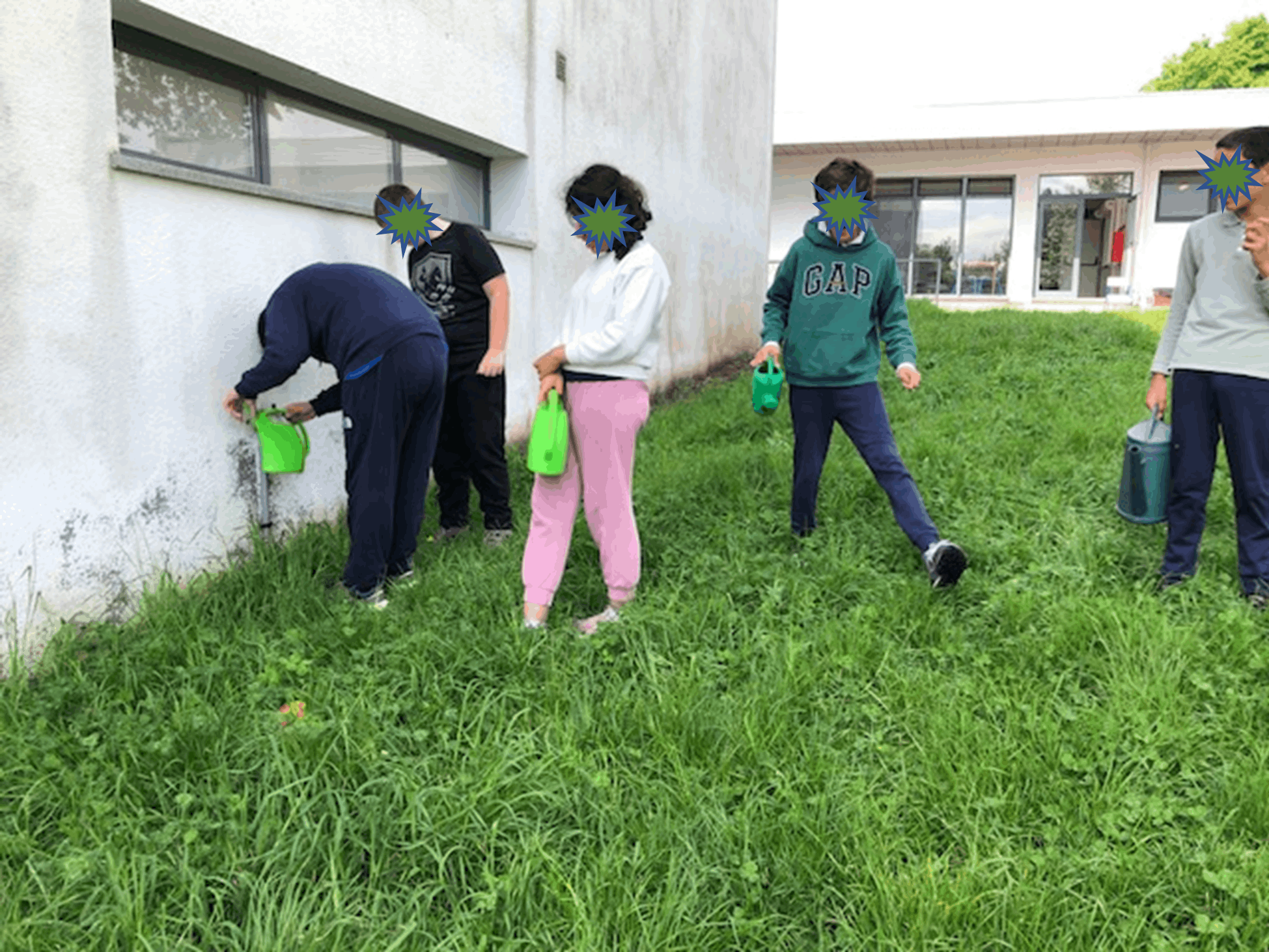 Água. Um tesouro para levar.
Munidos de regadores, os alunos enchem-nos de água com esforço e dedicação. Cada gota conta, e o caminho até à estufa faz-se com vontade de cuidar.