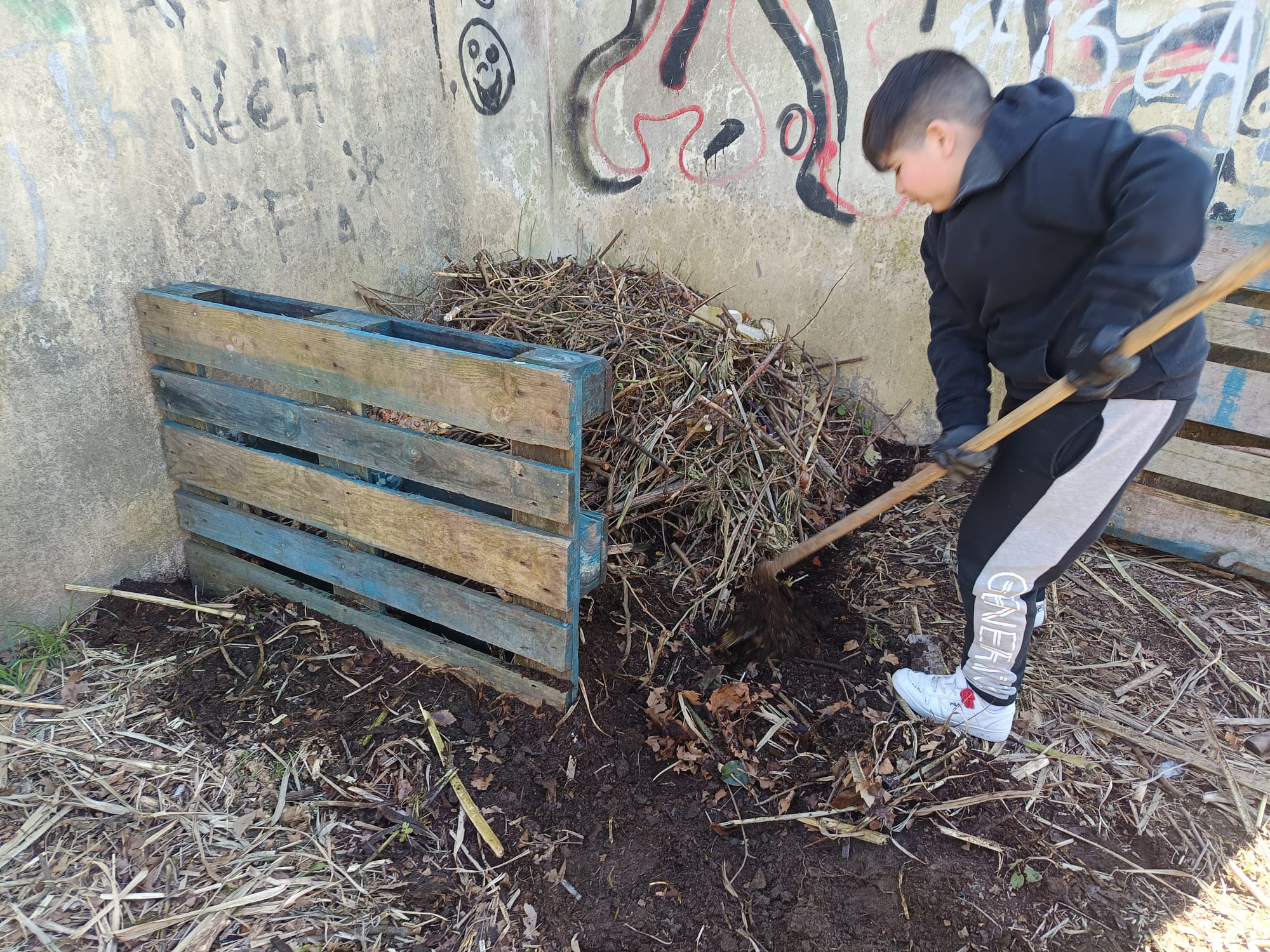 Arrumar os resíduos... construção de uma "Pilha" seguindo indicações da técnicas durante a formação de compostagem da LIPOR.