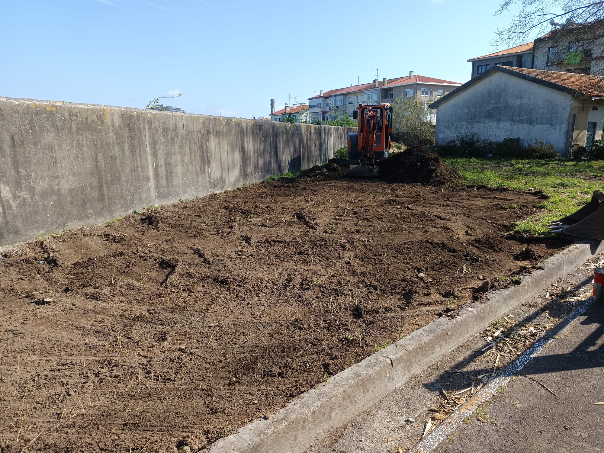 Após autorização na Assembleia Geral e a passagem da tempestade "Martinho", os funcionários da Junta de Freguesia de Pedrouços vieram limpar e lavrar o espaço destinado á nossa Horta... a partir da próxima semana vamos começar com as plantações.