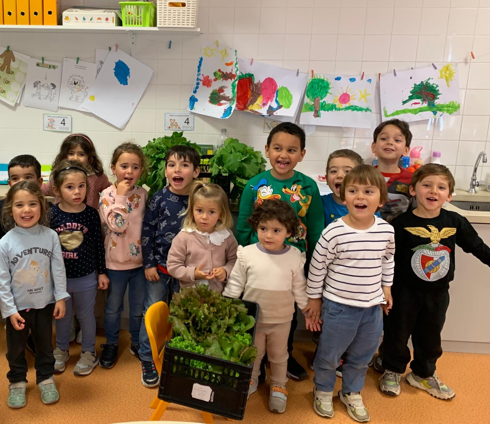 A colheita da horta dessa semana: nabiças e alfaces. Estes legumes são colocados à porta da escola para os Pais levarem para casa.