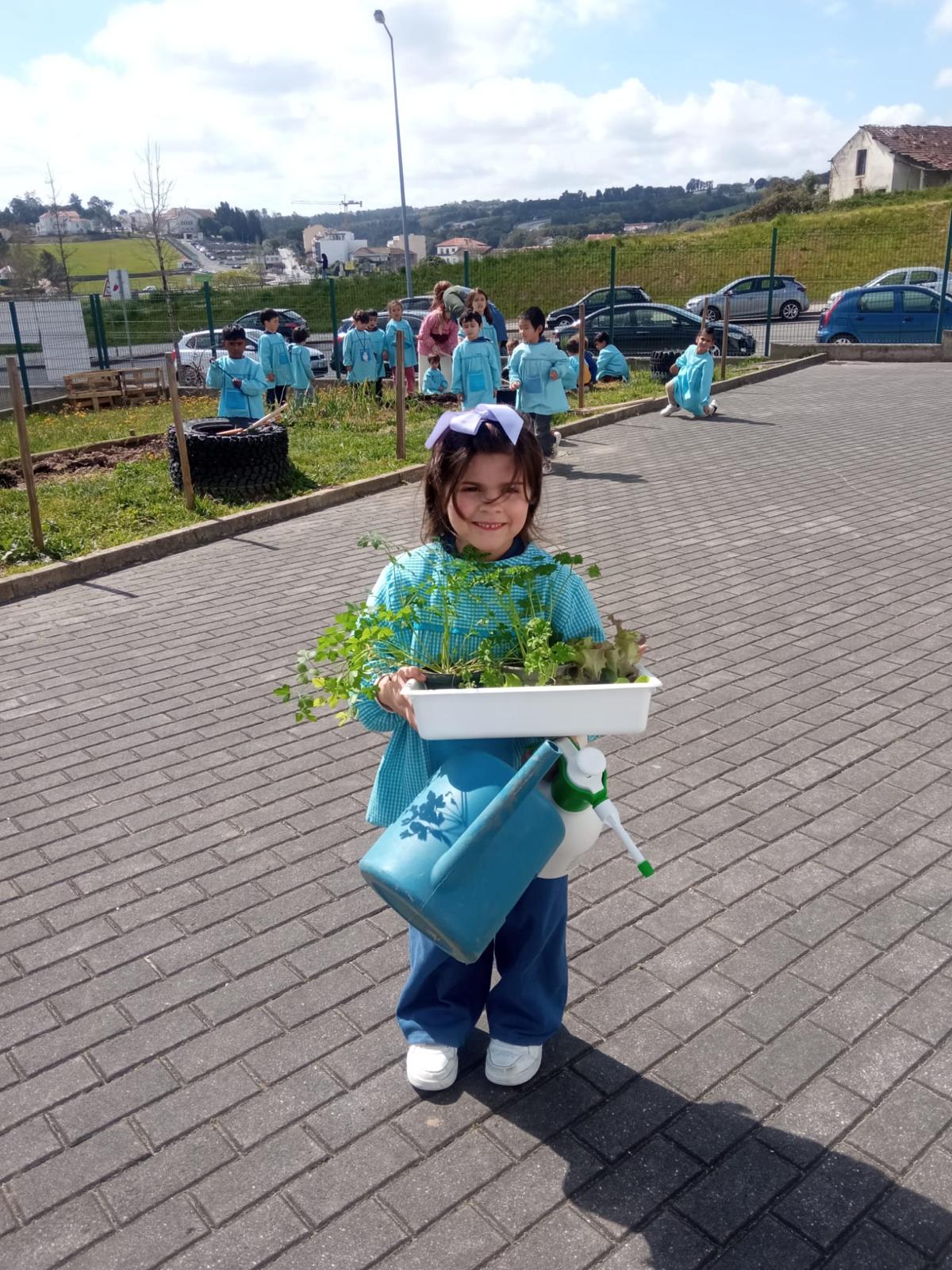 A turma 1 do pré-escolar a ir fazer a sua plantação