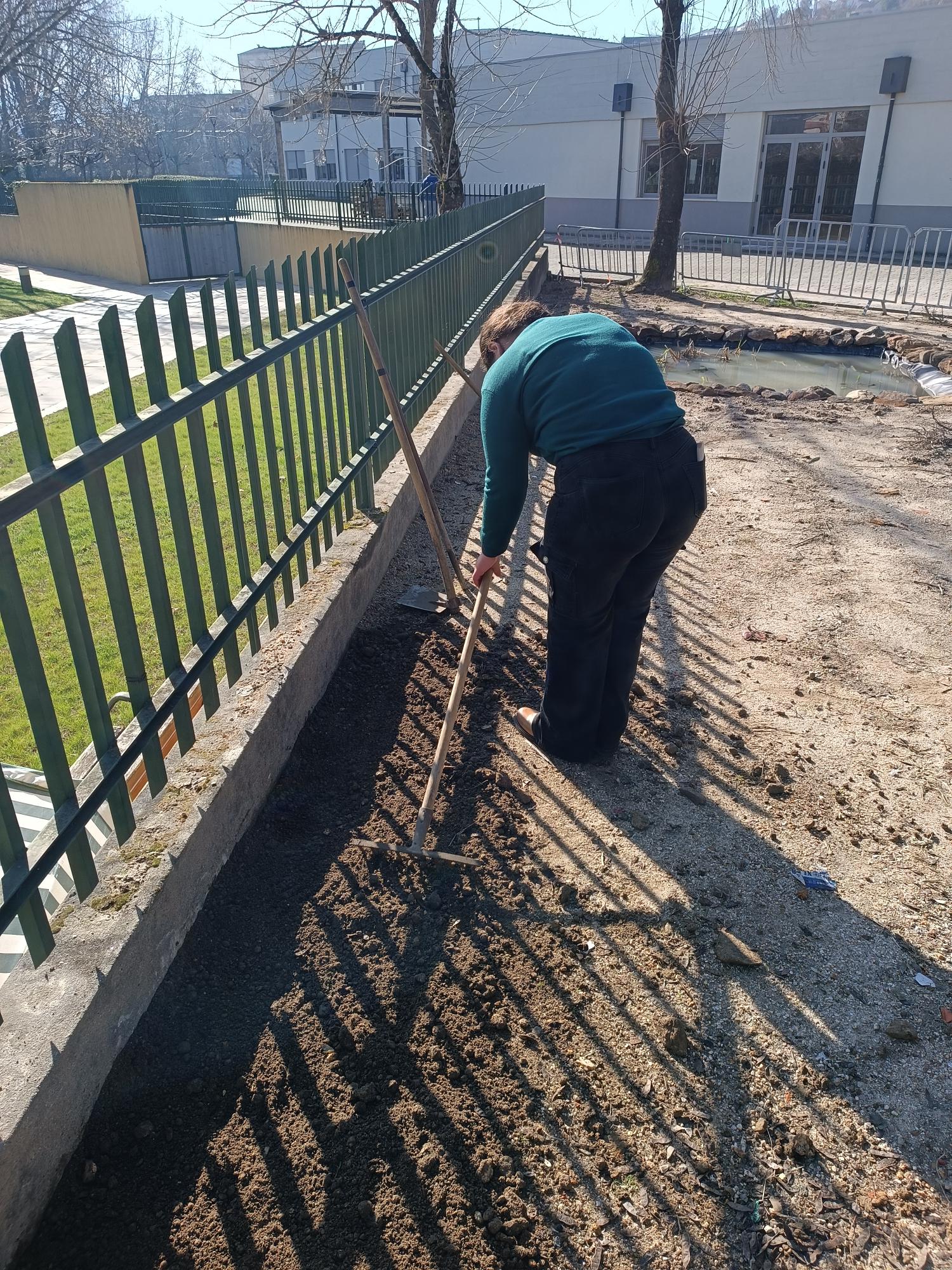 Alunos do CAA a preparar o terreno na horta para realizar plantações.