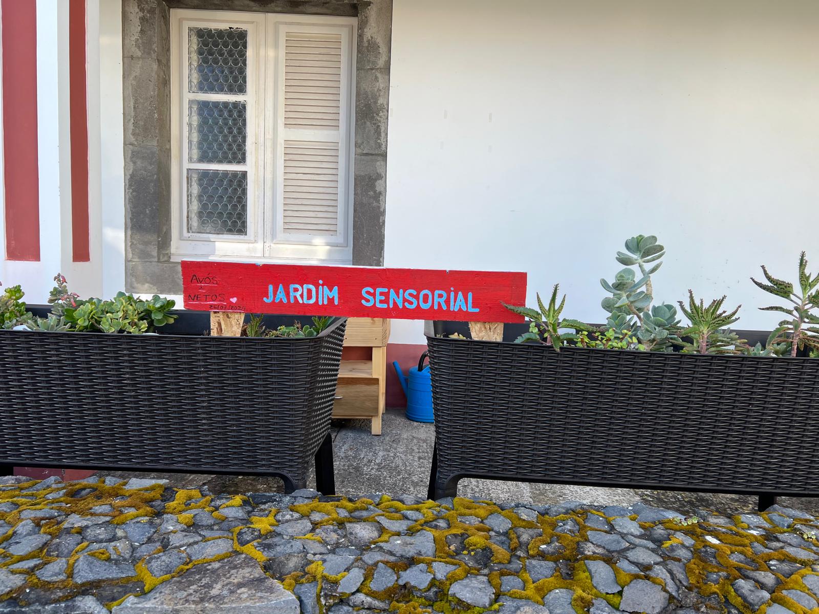 Criação de um jardim sensorial entre as crianças e os idosos da instituição.