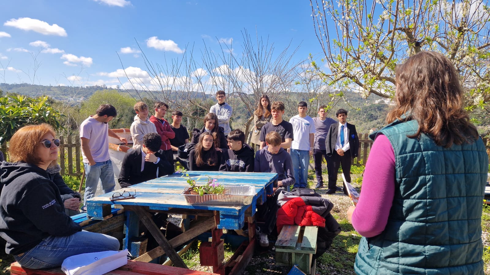 Aula na horta ministrada por uma produtora local de ervas aromáticas.
Os alunos tiveram aulas práticas sobre a forma de semear e cuidar do jardim de ervas aromáticas.