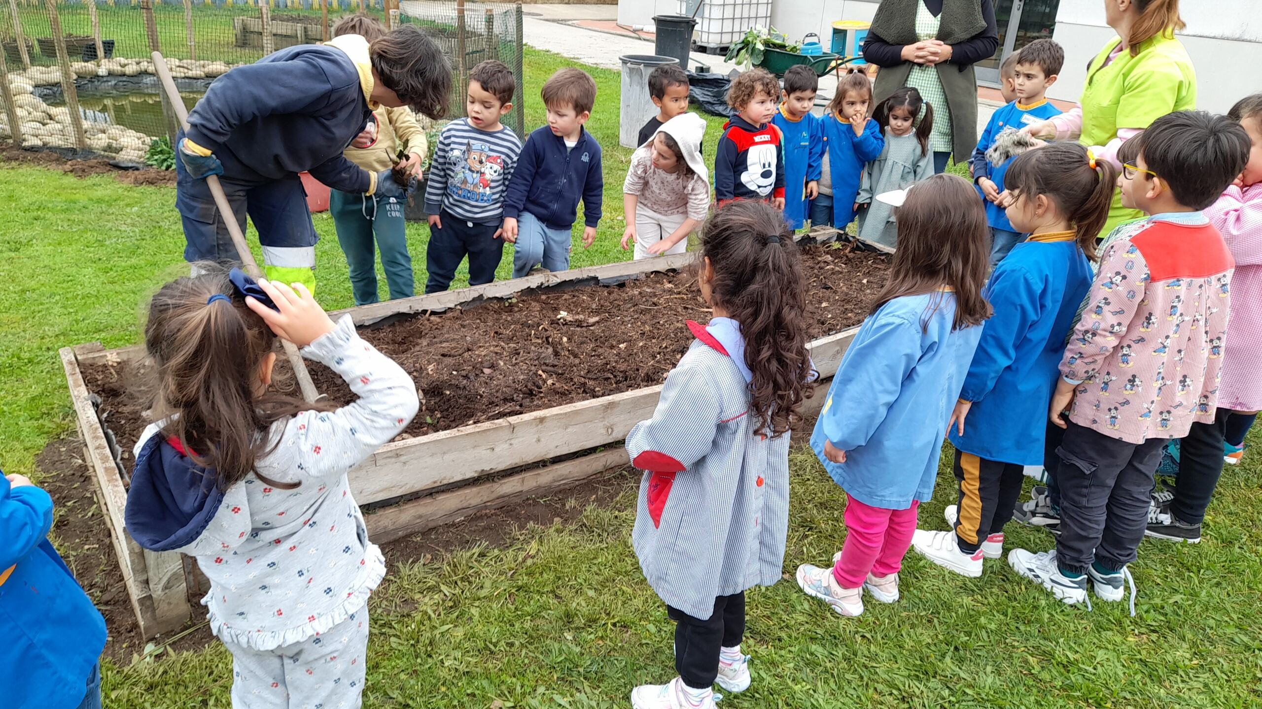 Colaboração de um elemento do município local, que ajudou a retirar as plantas e raízes  maiores e a delimitar o espaço á volta do lago. .