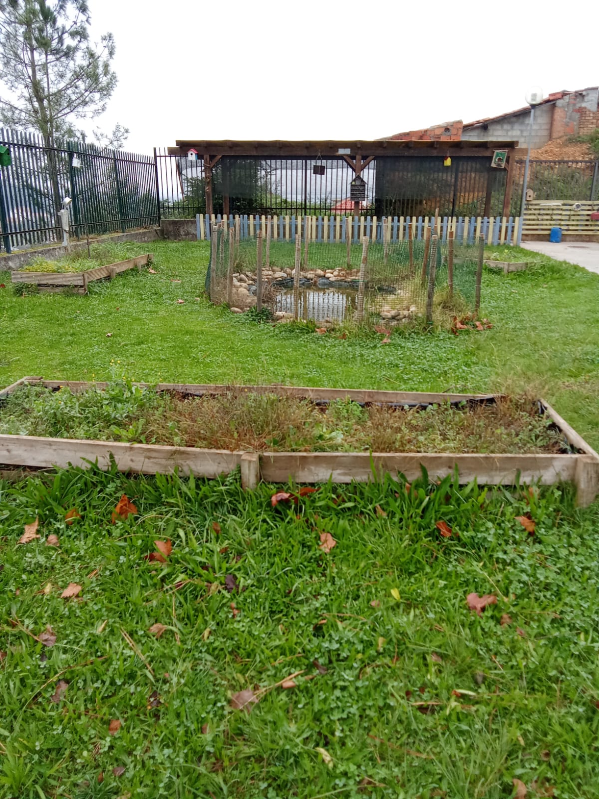 Espaço exterior, antes da plantação, que serve de recreio para as crianças. Este espaço já tinha sido utilizado no ano anterior para plantação de hortícolas e flores polinizadoras.
