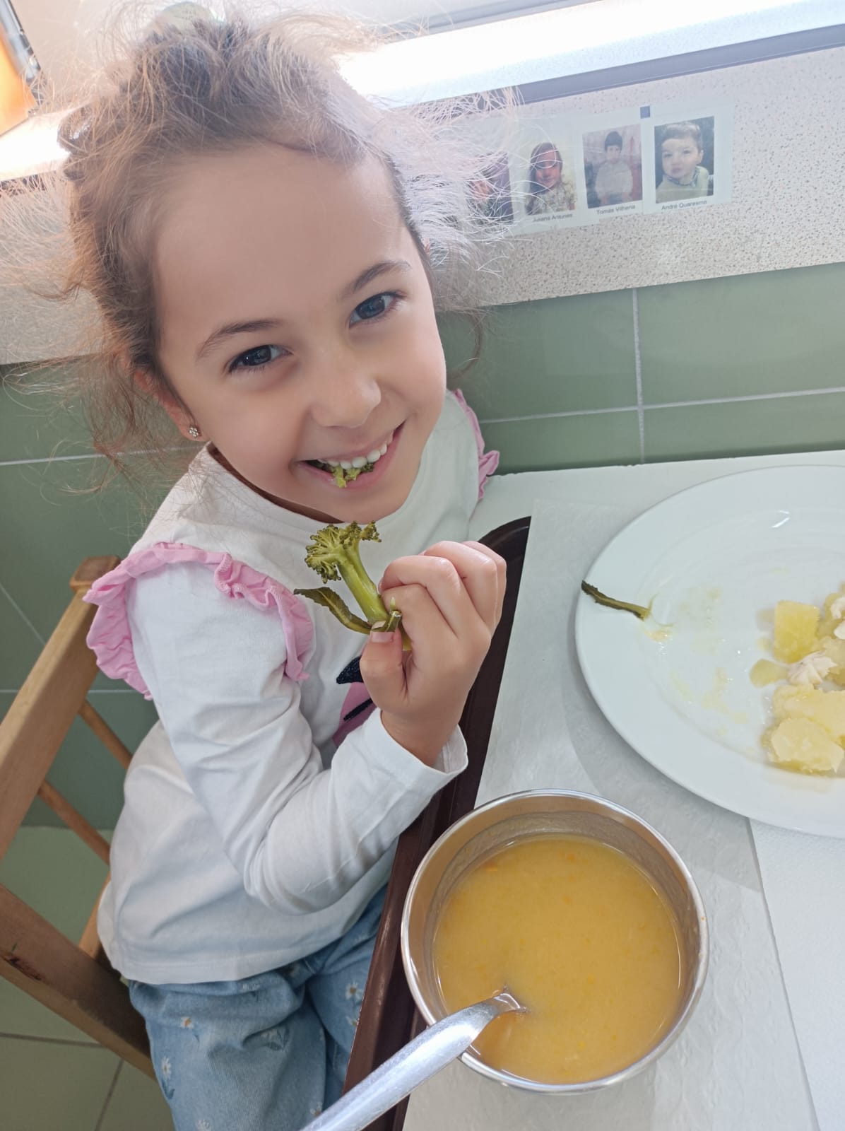 Degustando os legumes à hora da refeição.