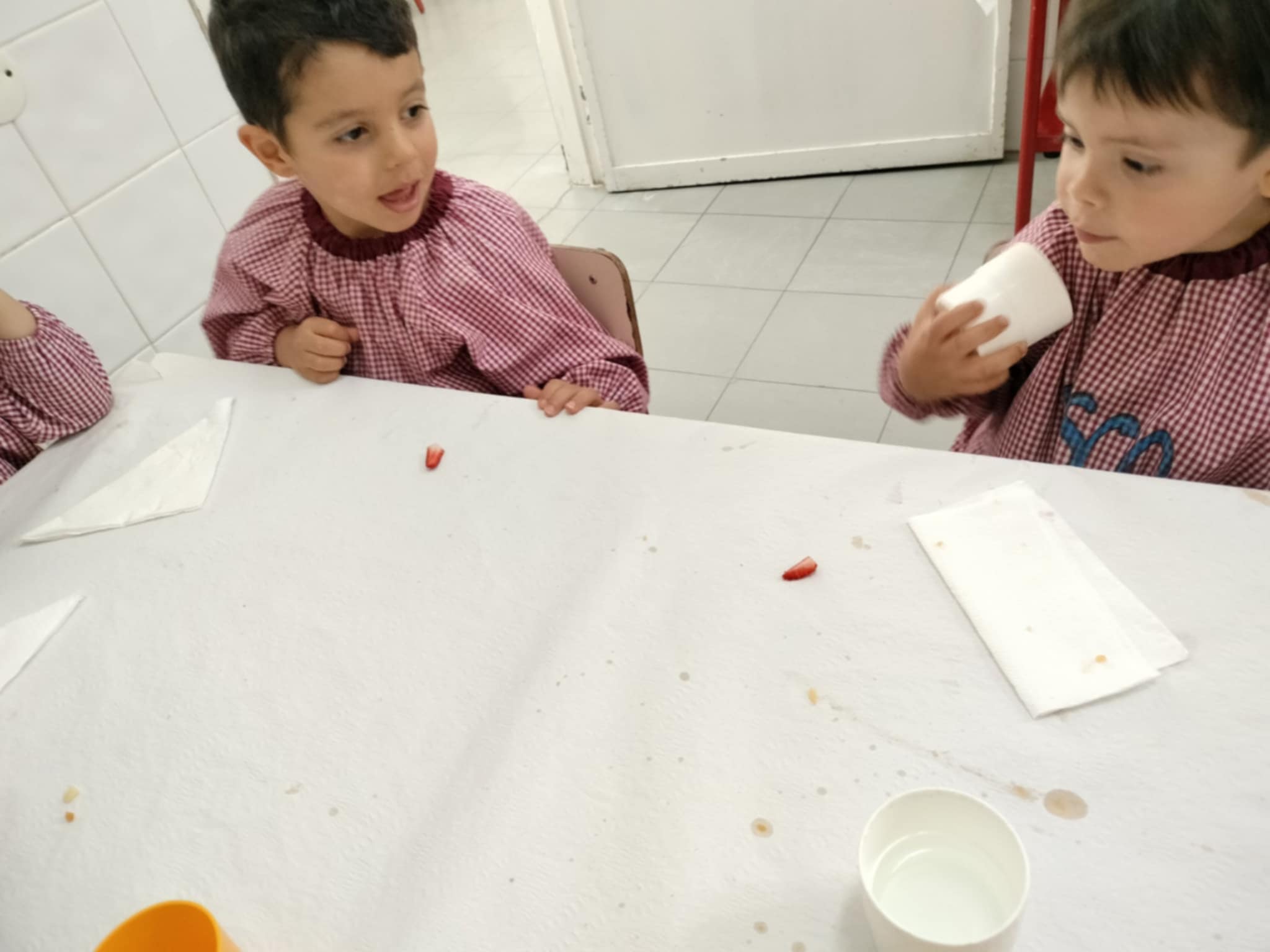 Morangos biológicos colhidos com amor e...devorados com alegria. 
Ser eco-escola é aprender a cuidar e a saborear!