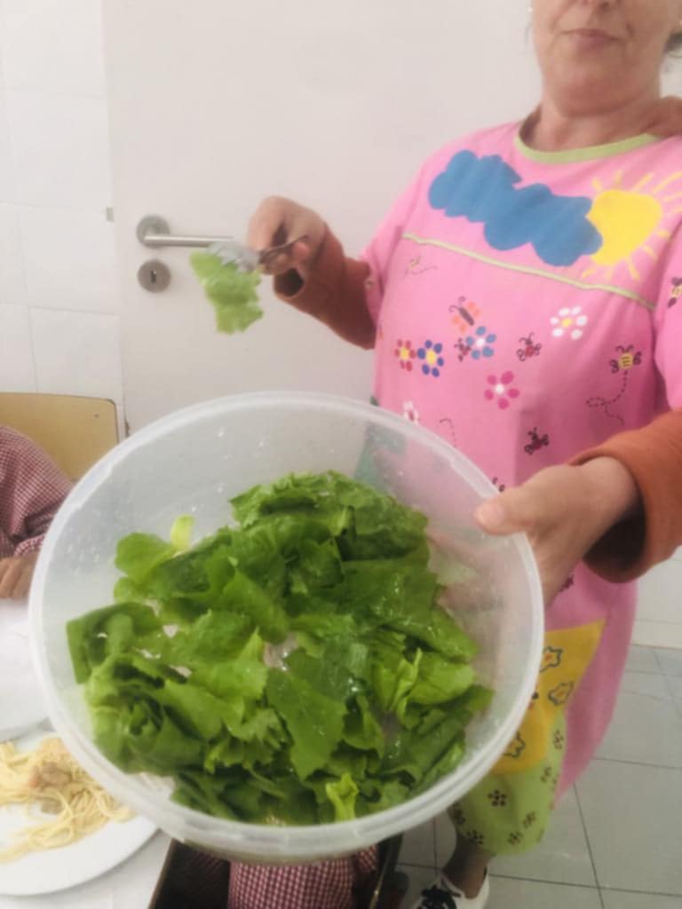 Salada feita com as mãos e temperada com sorrisos!
Comer aquilo que se planta é uma verdadeira lição!