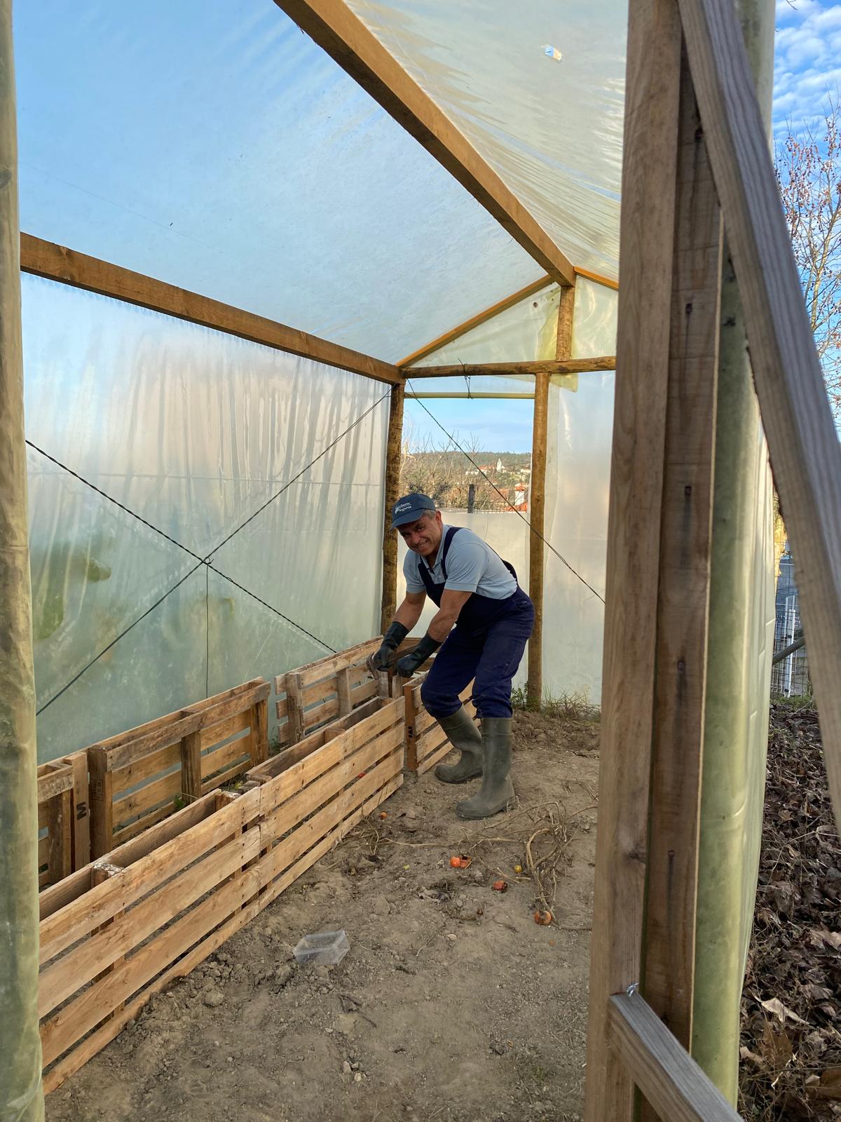 Organização e construção de canteiros para a estufa, de modo a conservar mais a água das regas e proteger plantas mais vulneráveis.
