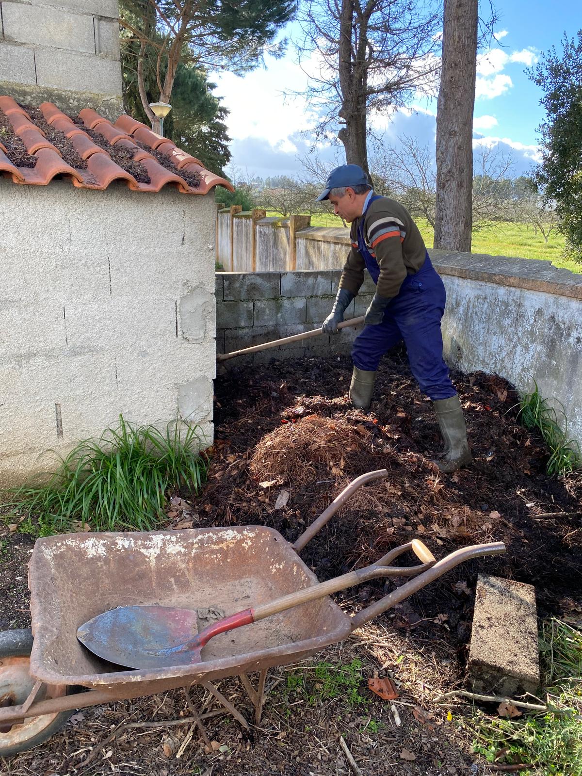 Há uma constante procura de boa terra para continuar a preparar mais cantinhos para plantações.