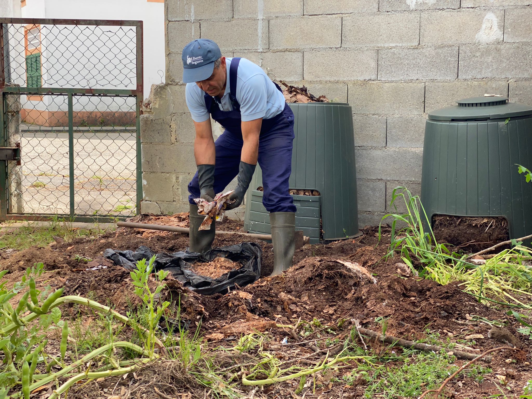 A compostagem faz parte da nossa horta biológica. É importante ensinar este método de forma a aproveitar o que a natureza nos oferece.