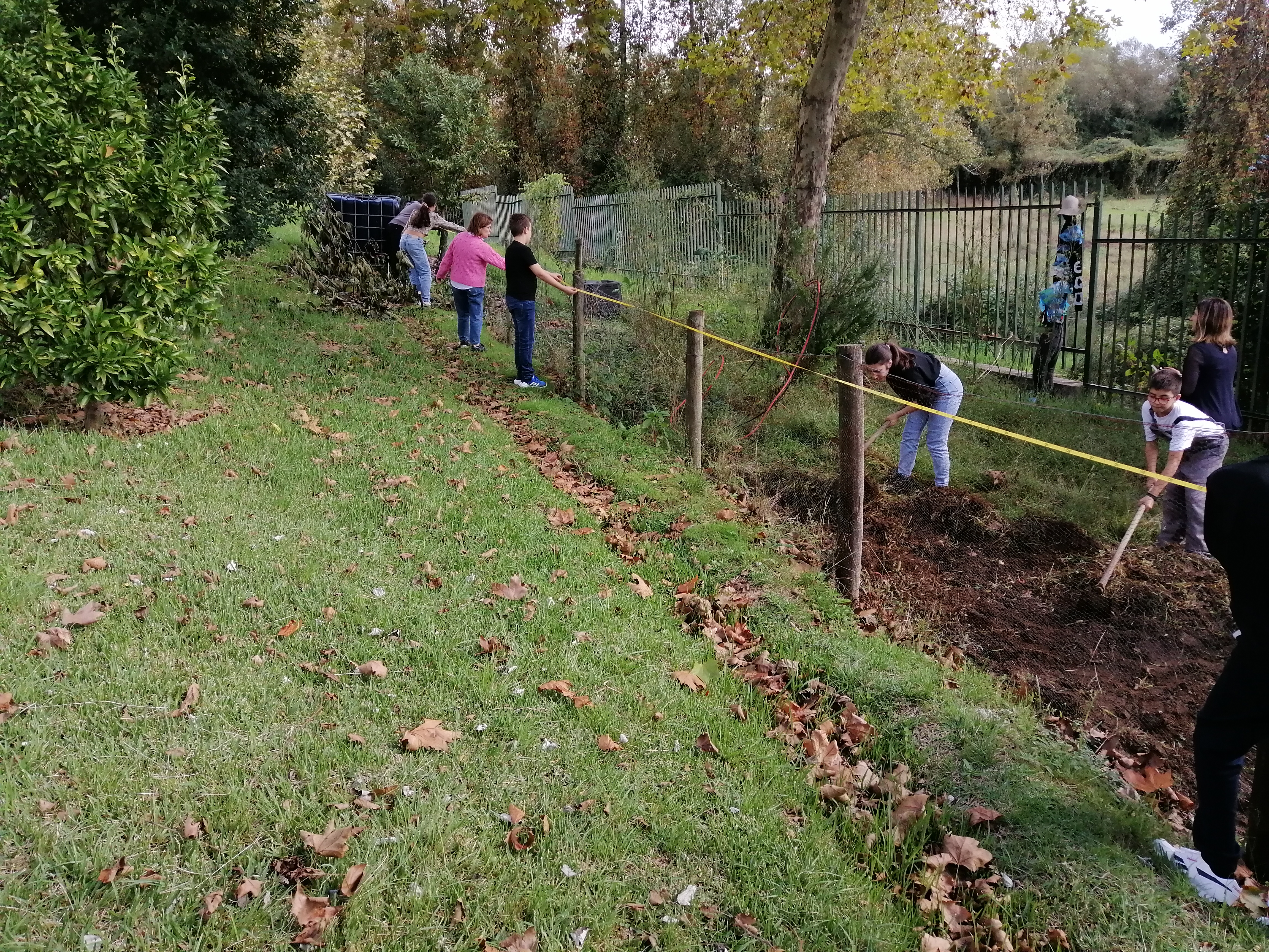 Alunos do 6ºA, em Educação Tecnológica, colaboram com o clube de Hortofloricultura na construção da planta da horta - desenho técnico; medem a horta para em sala de aula trabalhar com medidas em escala de redução.