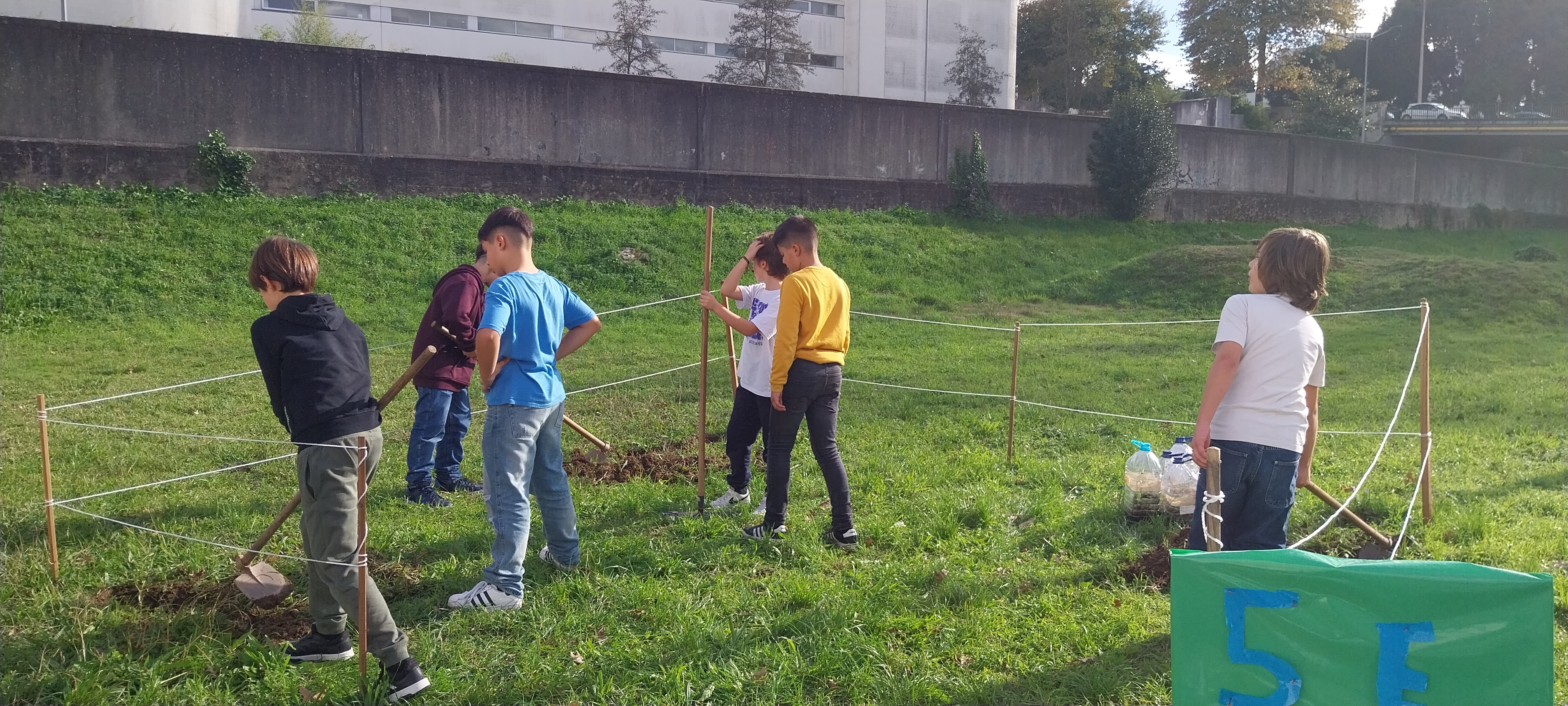 1 - Delimitação da  horta, preparação da terra e tirar ervas.