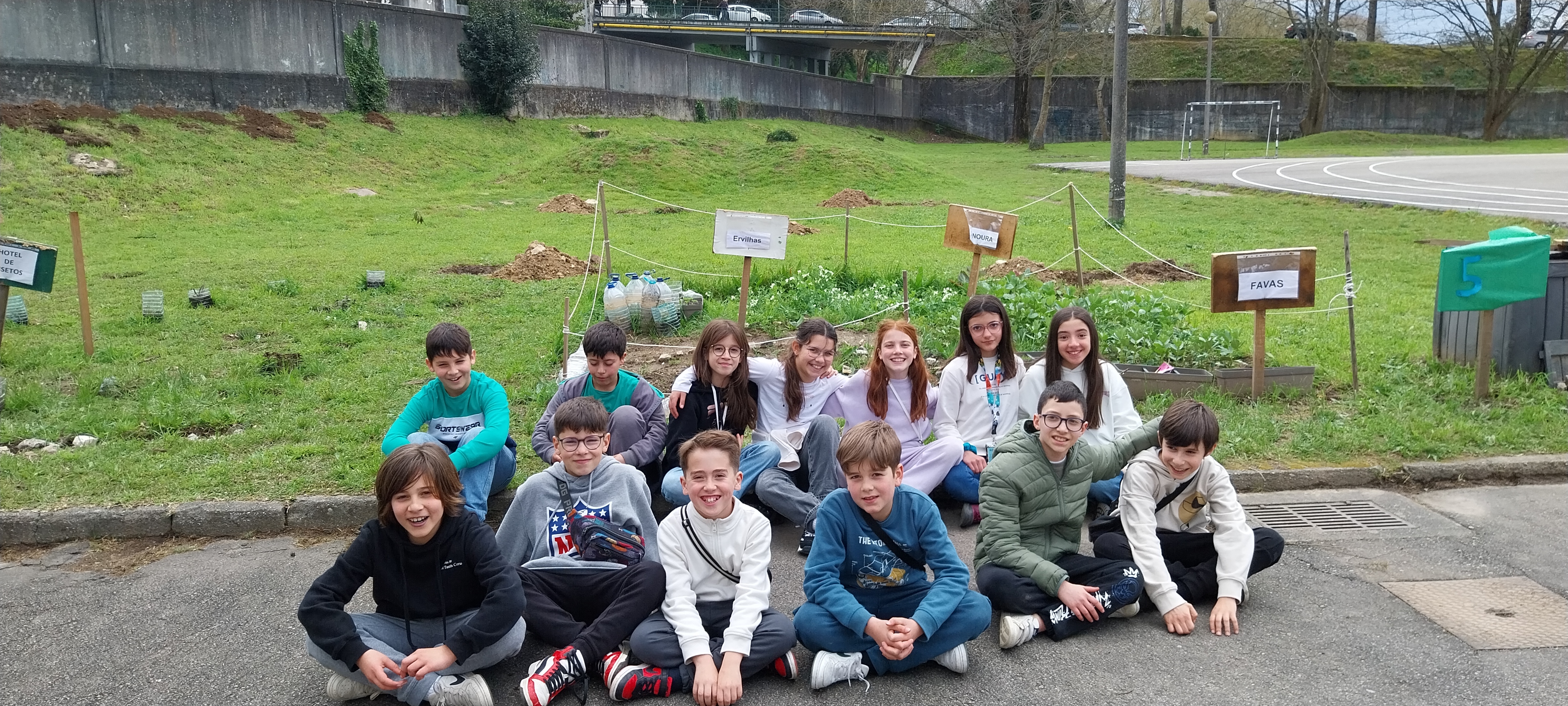 Juntos a cultivar o futuro- a equipa da horta escolar