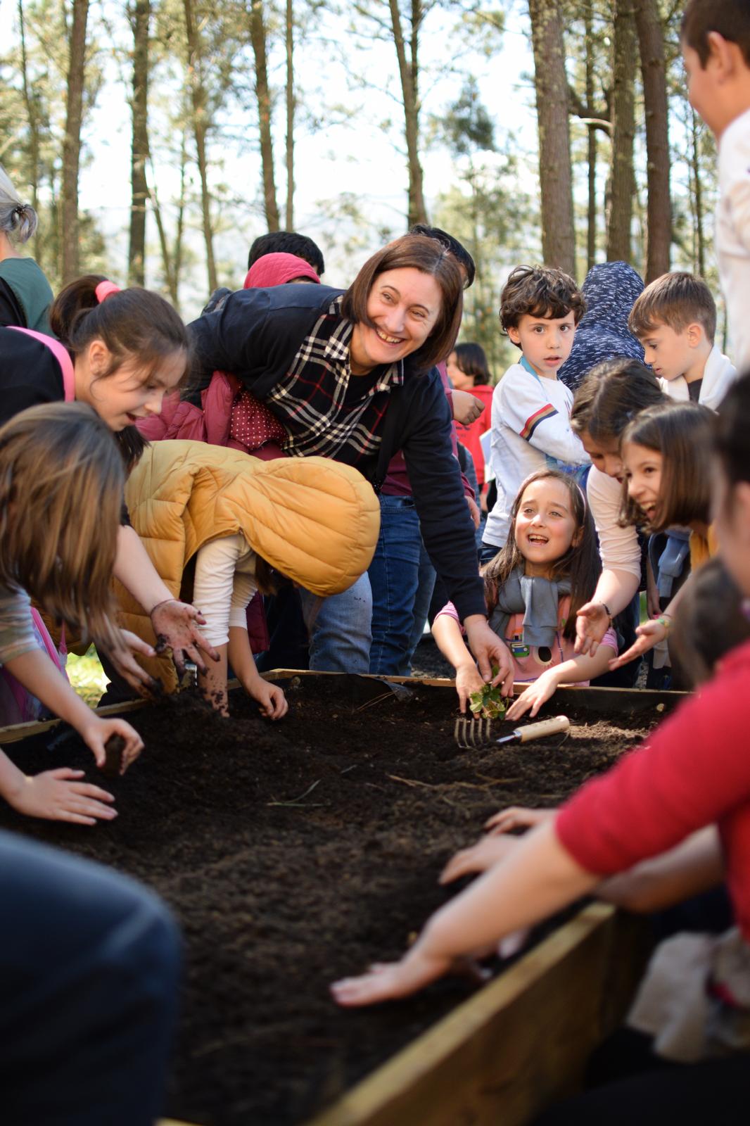O entusiasmo dos alunos ao poderem sujarem as mãos com a terra.