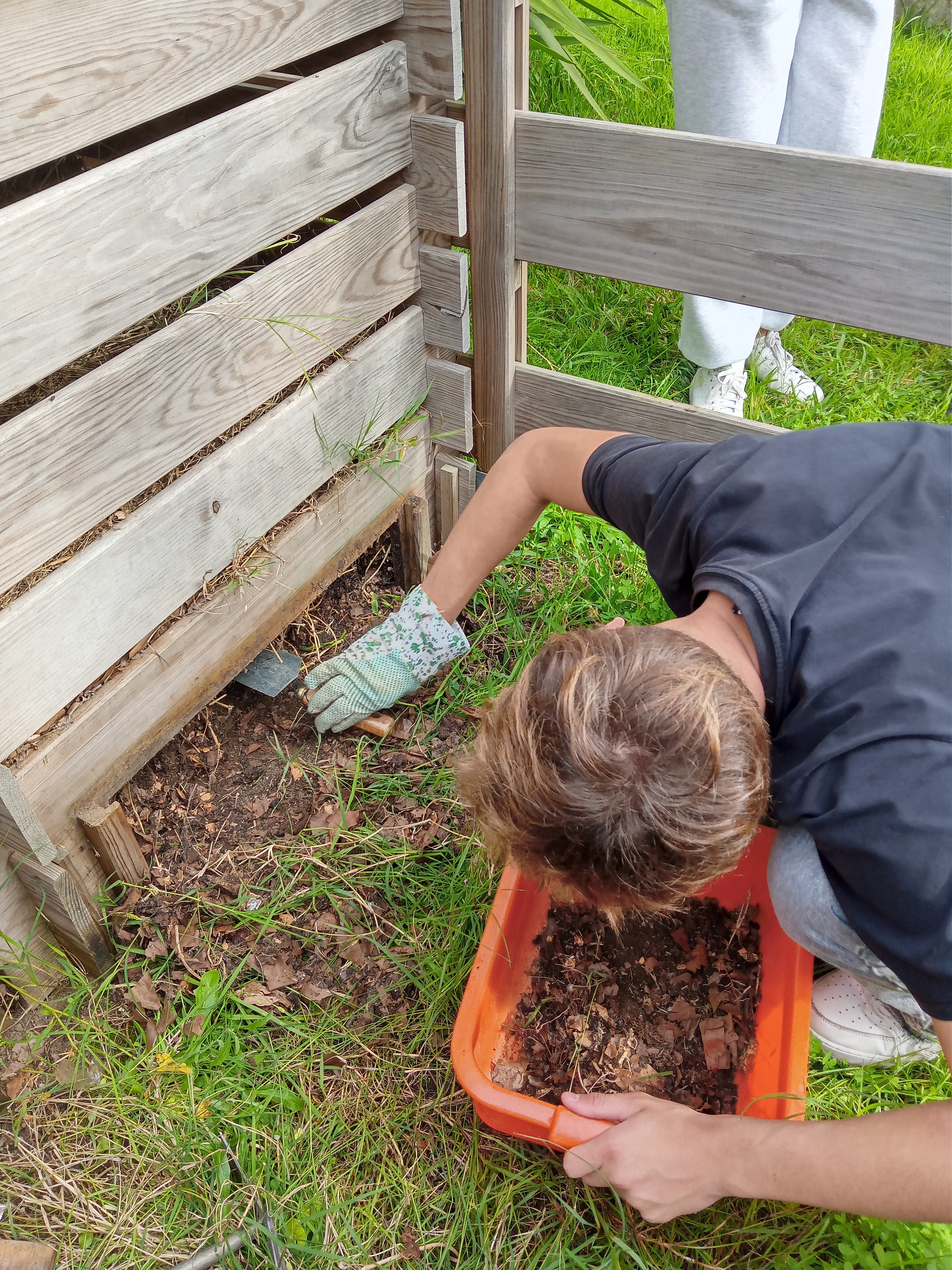 Após a limpeza, foi recolhido composto no compostor para colocação na horta.