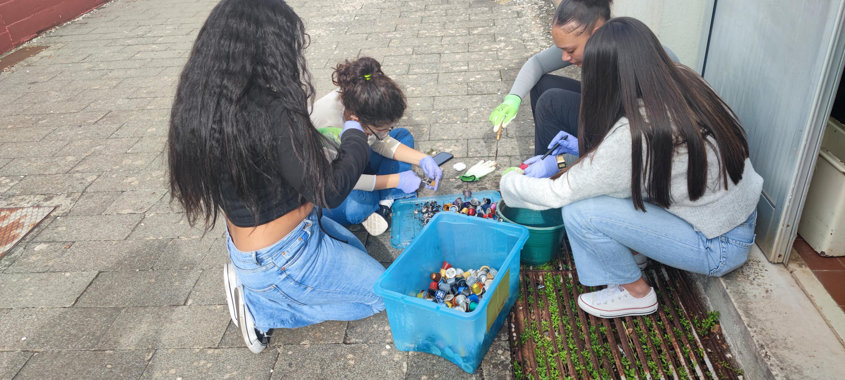 Limpeza das cápsulas de café da sala de professores - reutilização das borras de café no solo e compostor da horta