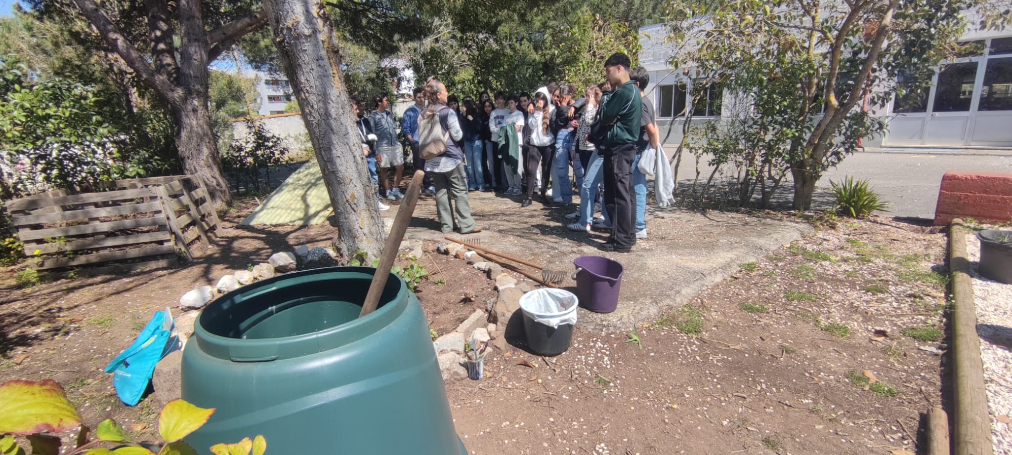 Sessão sobre compostagem dinamizada por uma técnica da CMO.