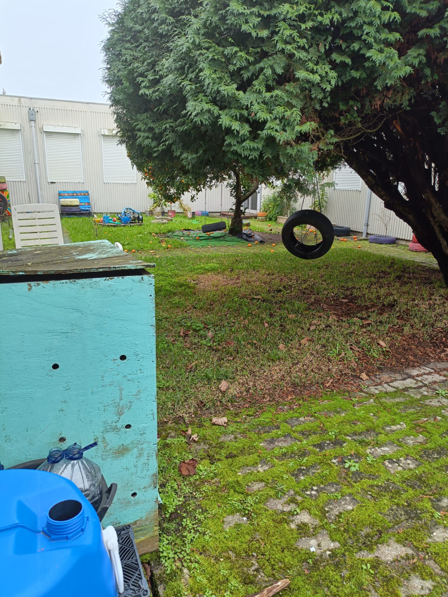 Espaço do compostor e depósito da água da chuva
