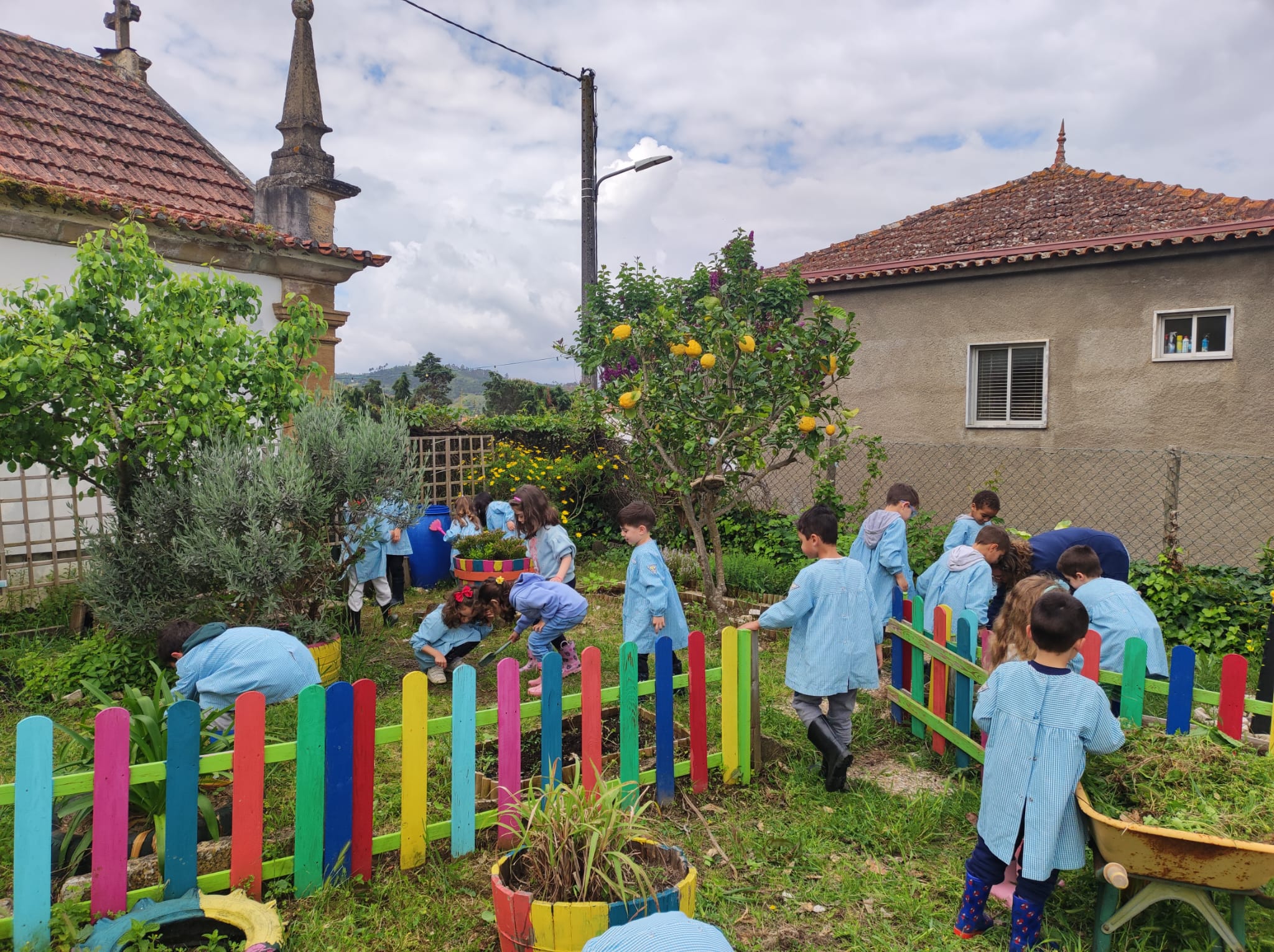 Crianças e adultos da Sala Verde a fazer a manutenção, da Horta da Joaninha.