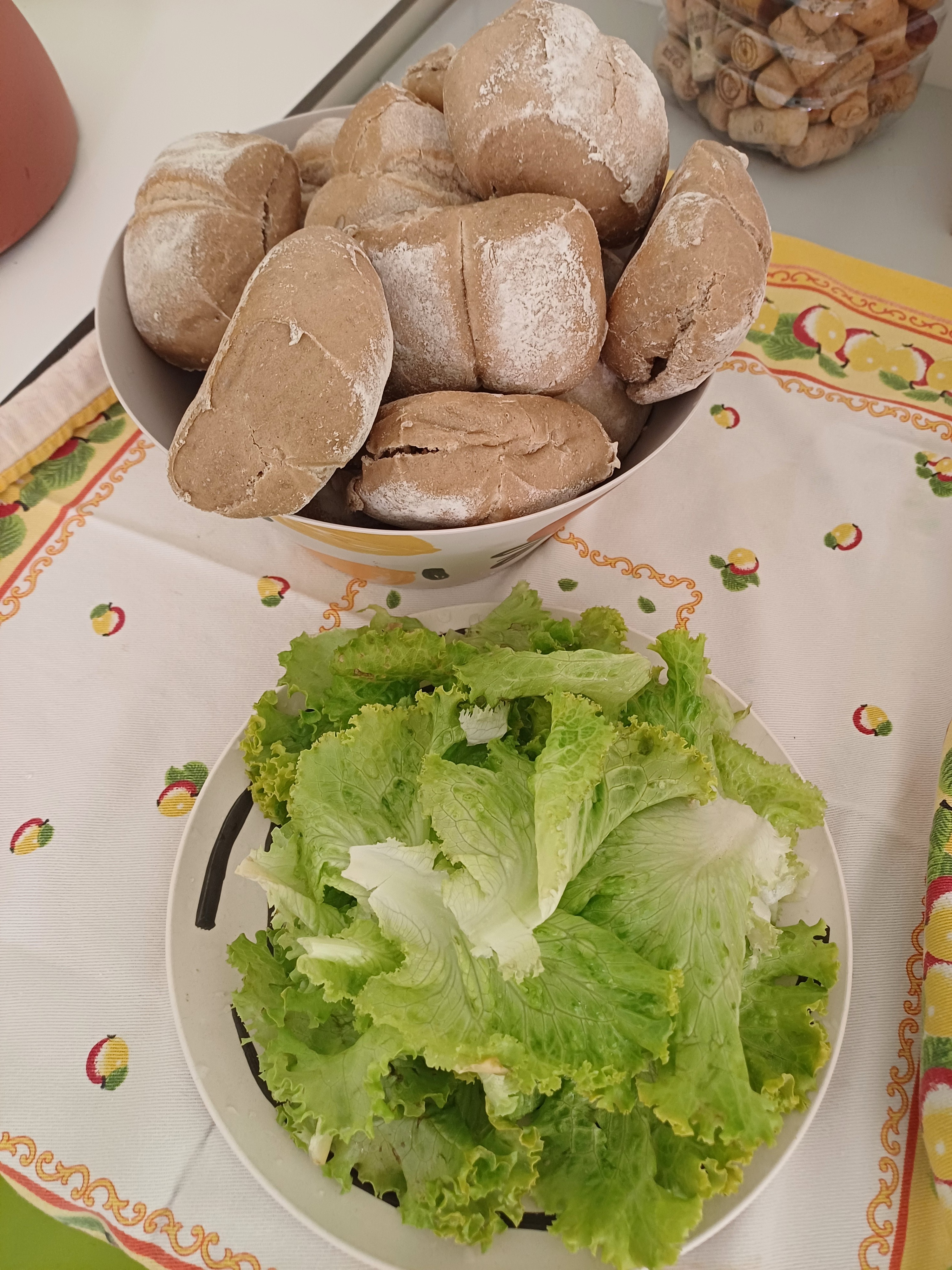 Alface e pão para o lanche;