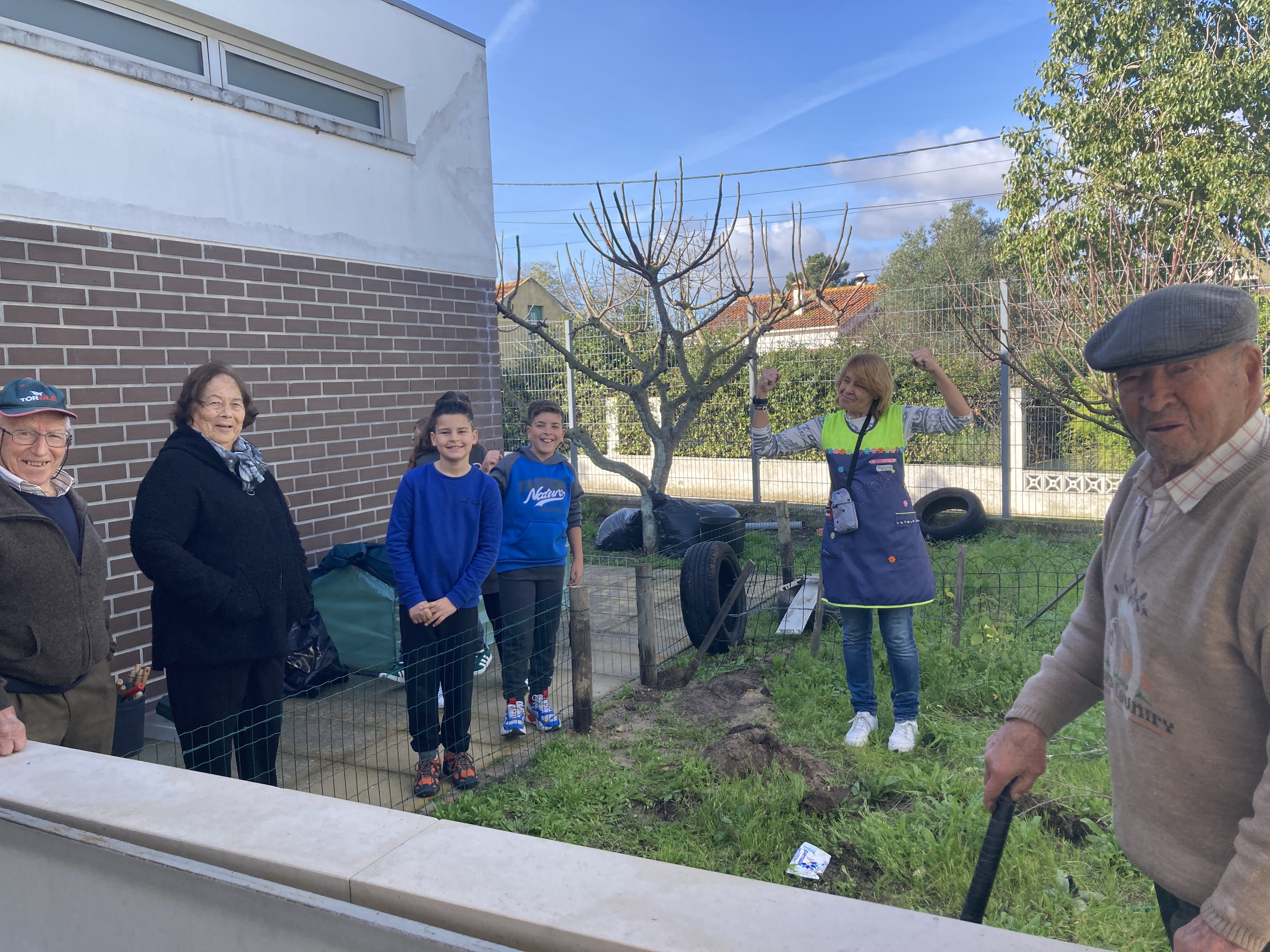 Preparação do espaço da horta com a ajuda dos idosos do Centro Comunitário da Quinta do Conde