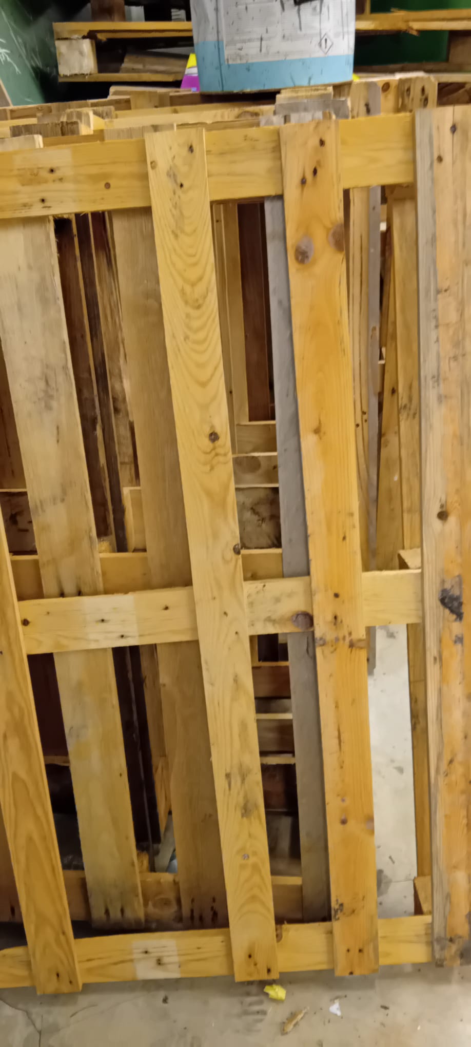 Material (paletes) a usar para a construção de, pelo menos, uma horta bio