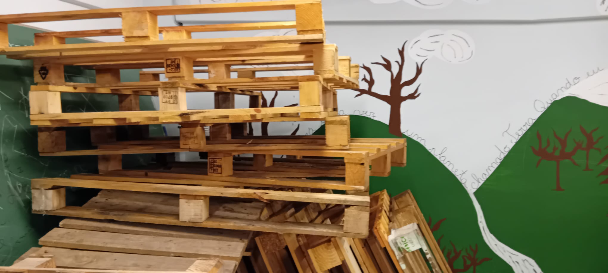Material (paletes) a usar para a construção de, pelo menos, uma horta bio