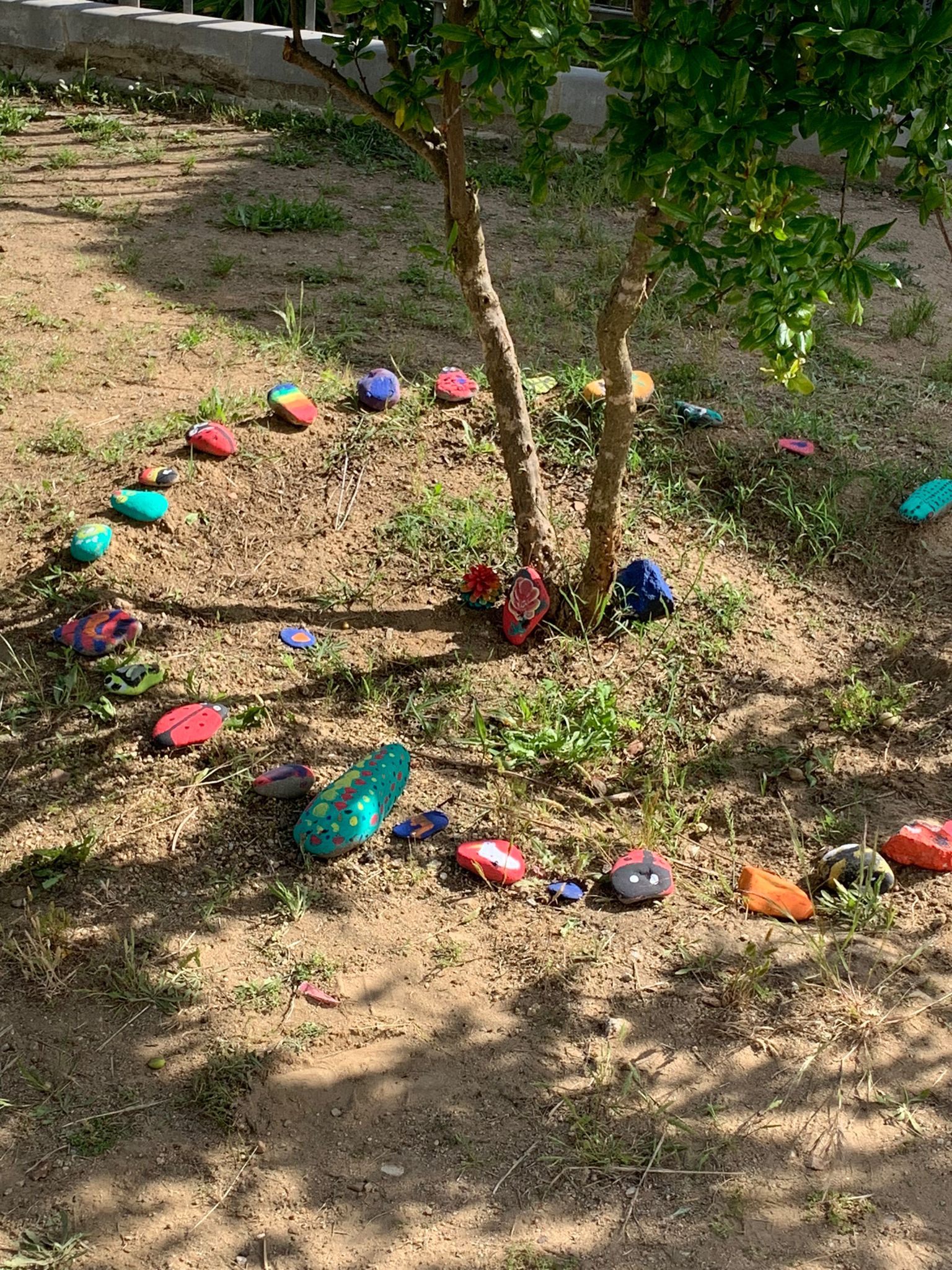 Decoração com seixos pintados.