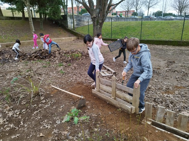 Vedação da horta com paletes.