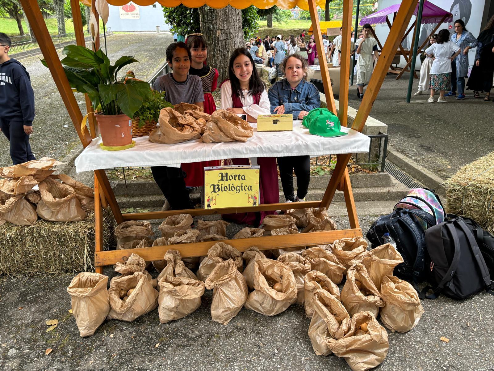 Mostra, de produtos da Horta na Feira Medieval, dinamizada por alunos do Clube da Horta,
