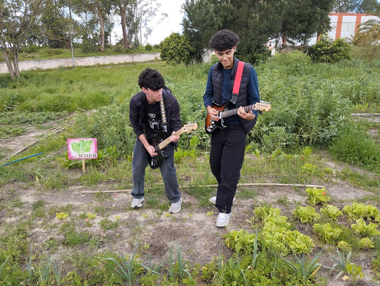 Alunos do Clube de Música dos Casquilhos e, simultaneamente, com uma forte ligação à horta, fizeram algumas experiências musicais ao vivo, para demonstrar o seu talento e fazer companhia a quem se encontrava a realizar tarefas nos canteiros.