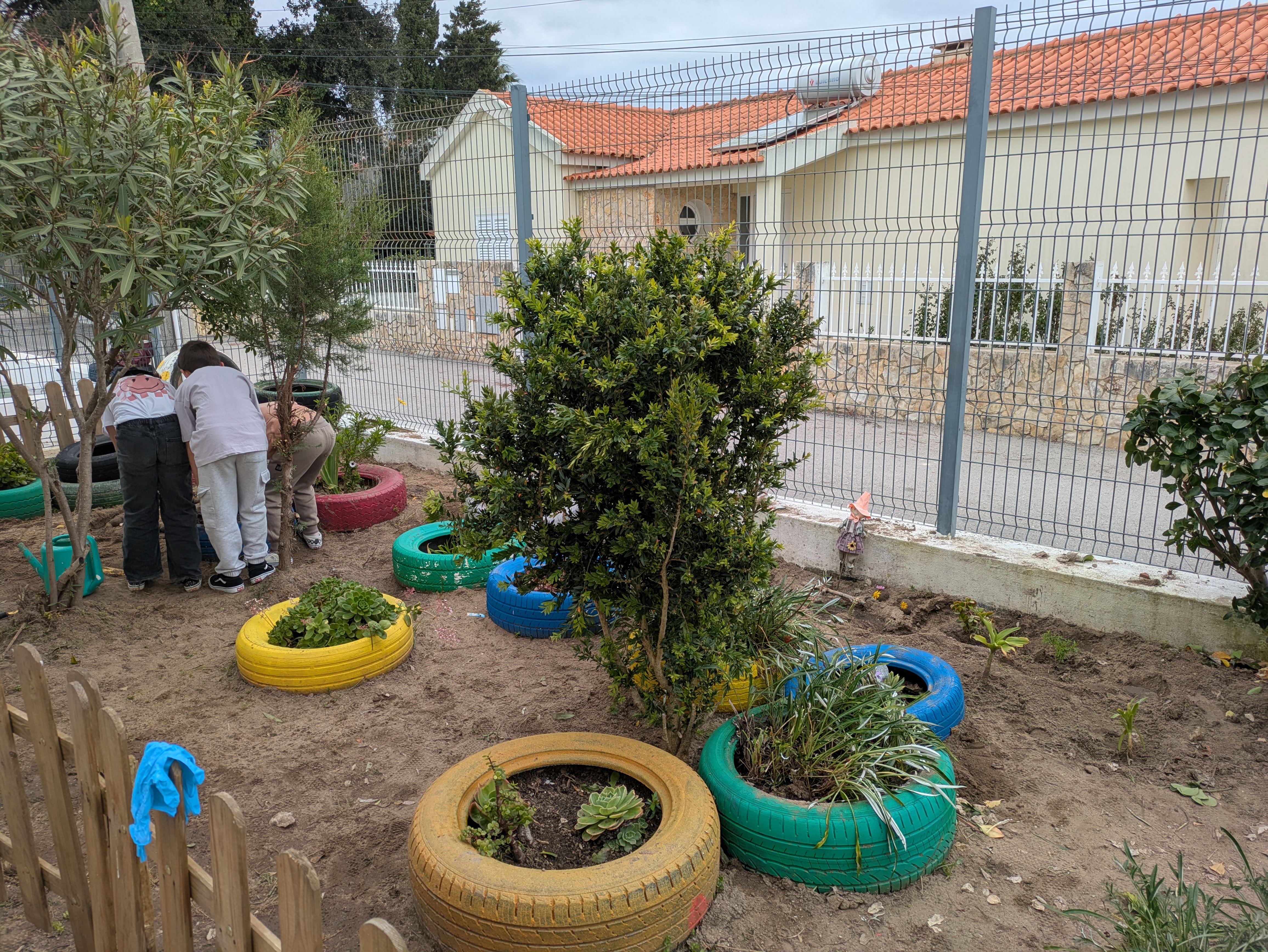 espaço com pneus onde vão ser semeadas flores