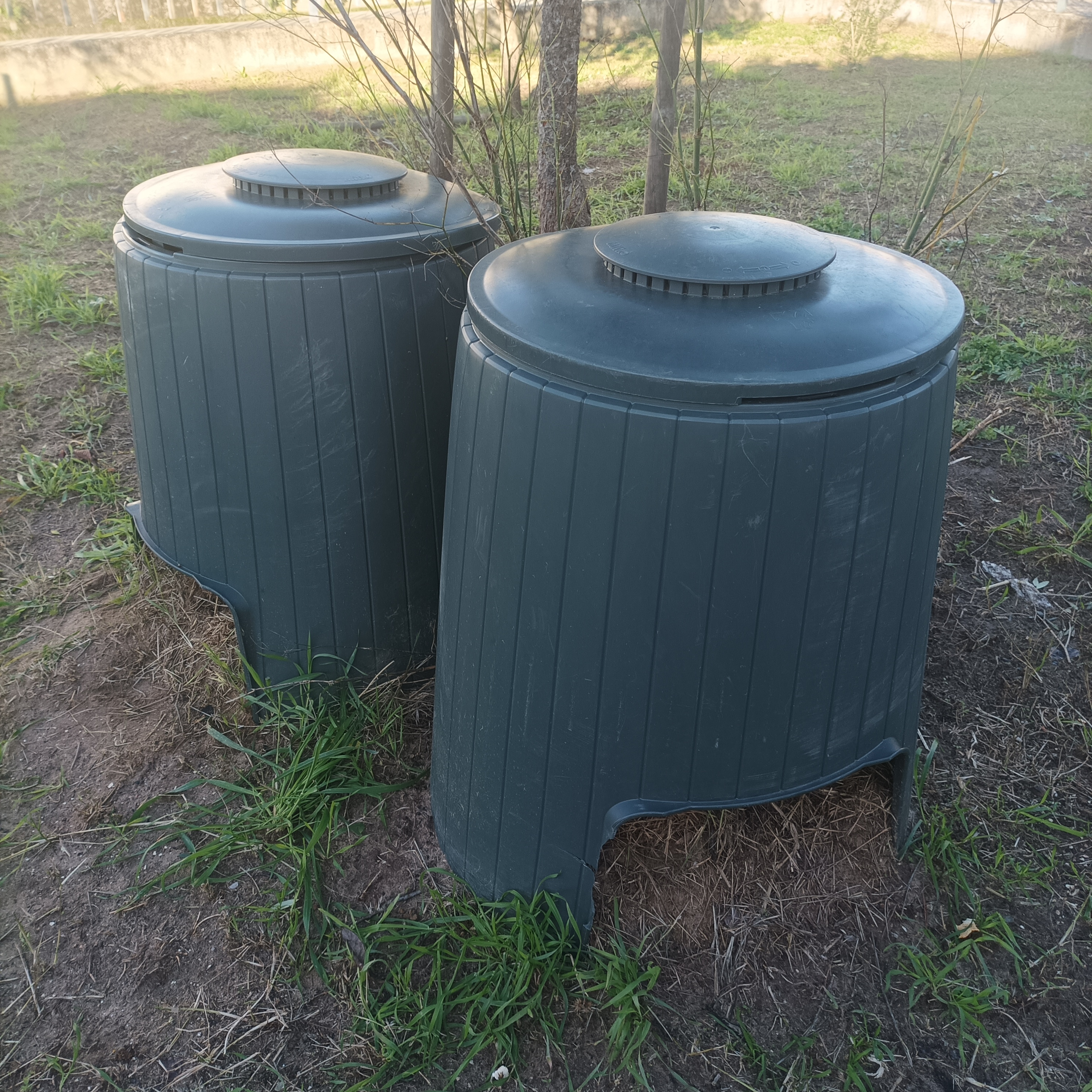 Compostores
Recipientes existentes na Horta Bio, onde se irá realizar a compostagem de resíduos orgânicos da cantina da escola.