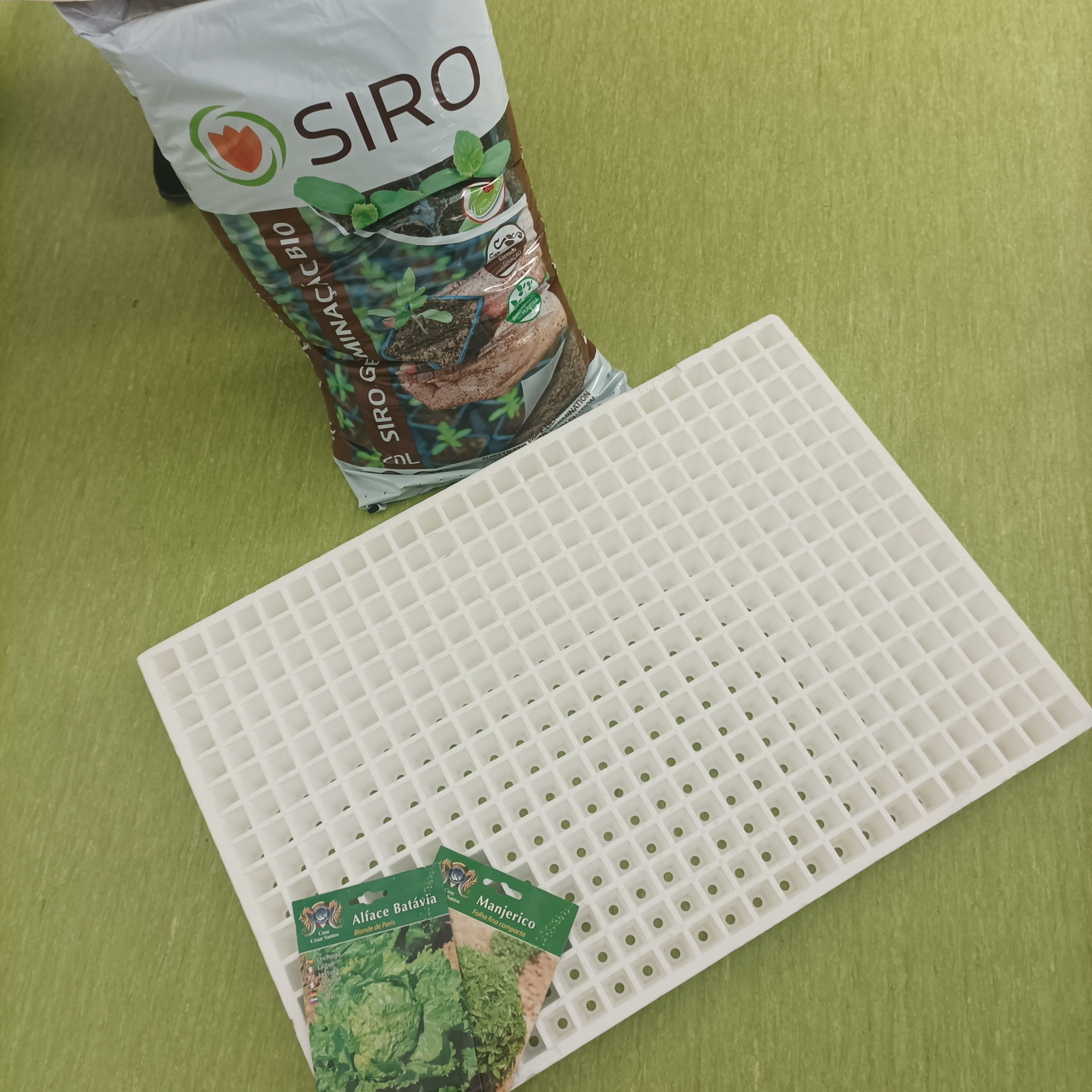 Aquisição de material para dar início à sementeira de produtos.