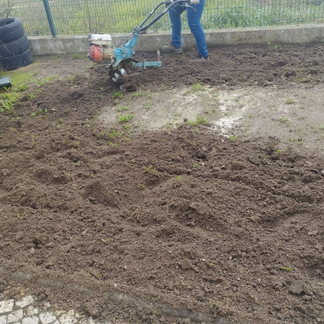 Prepara o solo para receber a nossa hortinha.
Foi pedido à Junta de Freguesia que viesse à nossa escola para preparar o local e o solo para receber a nossa horinha Bio.