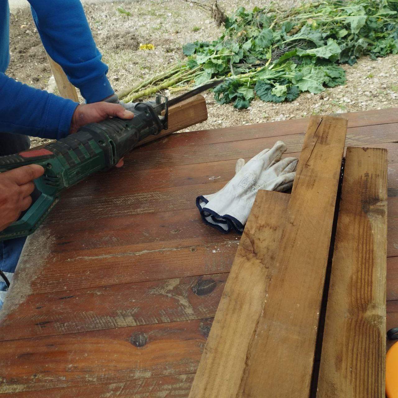 Prepara o solo para receber a nossa hortinha.
Foi pedido à Junta de Freguesia que viesse à nossa escola para preparar o local e o solo para receber a nossa horinha Bio.