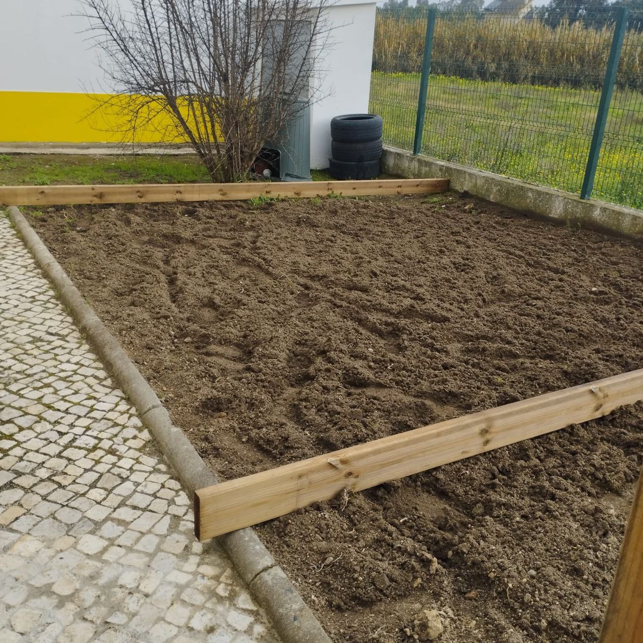 Prepara o solo para receber a nossa hortinha.
Foi pedido à Junta de Freguesia que viesse à nossa escola para preparar o local e o solo para receber a nossa horinha Bio.