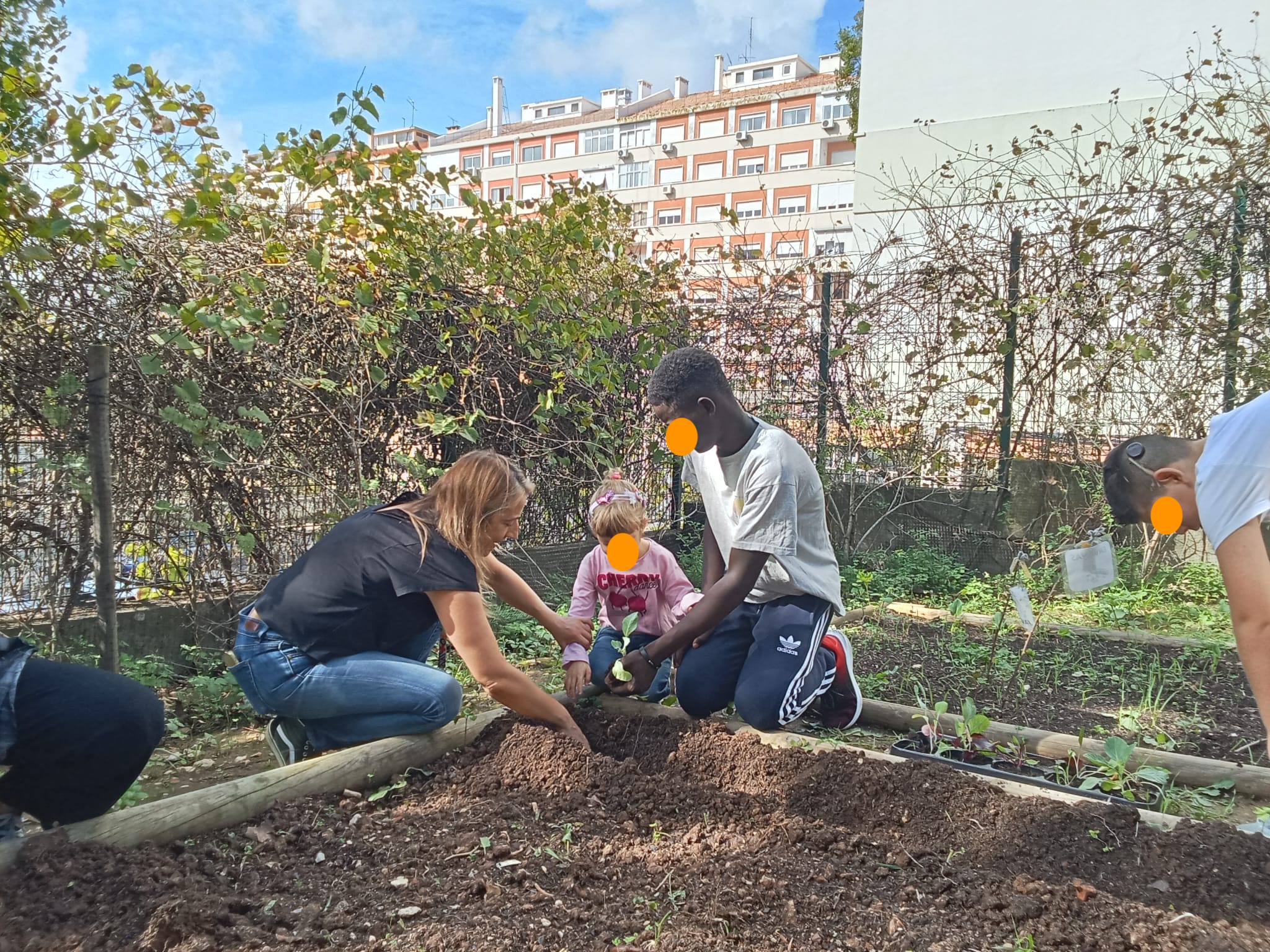 Plantio da horta de mãos dadas.