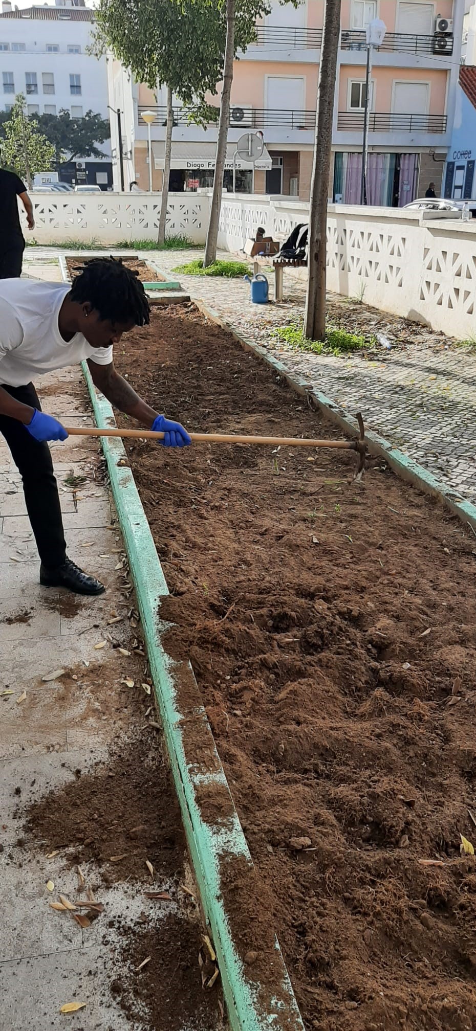 A remoção da terra antes da plantação é uma etapa importante no processo agrícola que ajuda a preparar o solo para receber as plantas ou sementes.