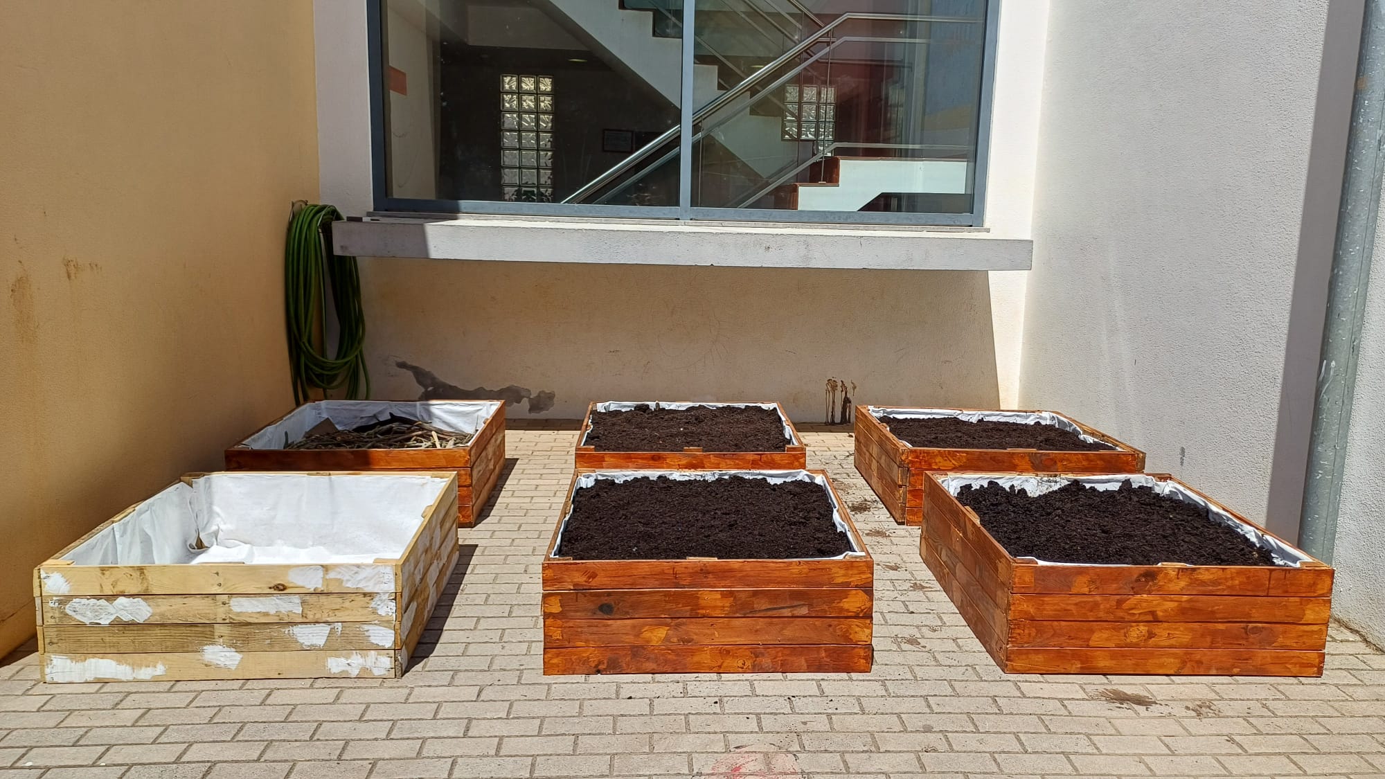 Construção dos talhões, preparação e colocação de adubo e terra.