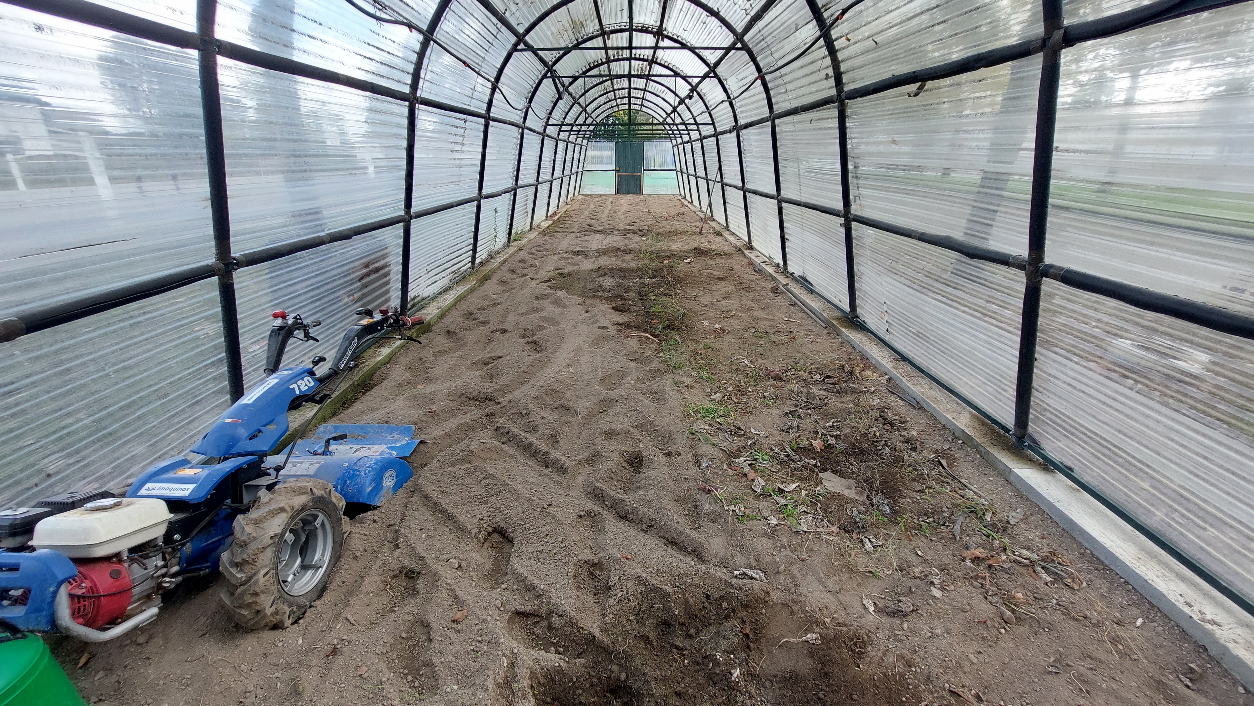 Preparação do terreno da horta, para a plantação de hortícolas.
