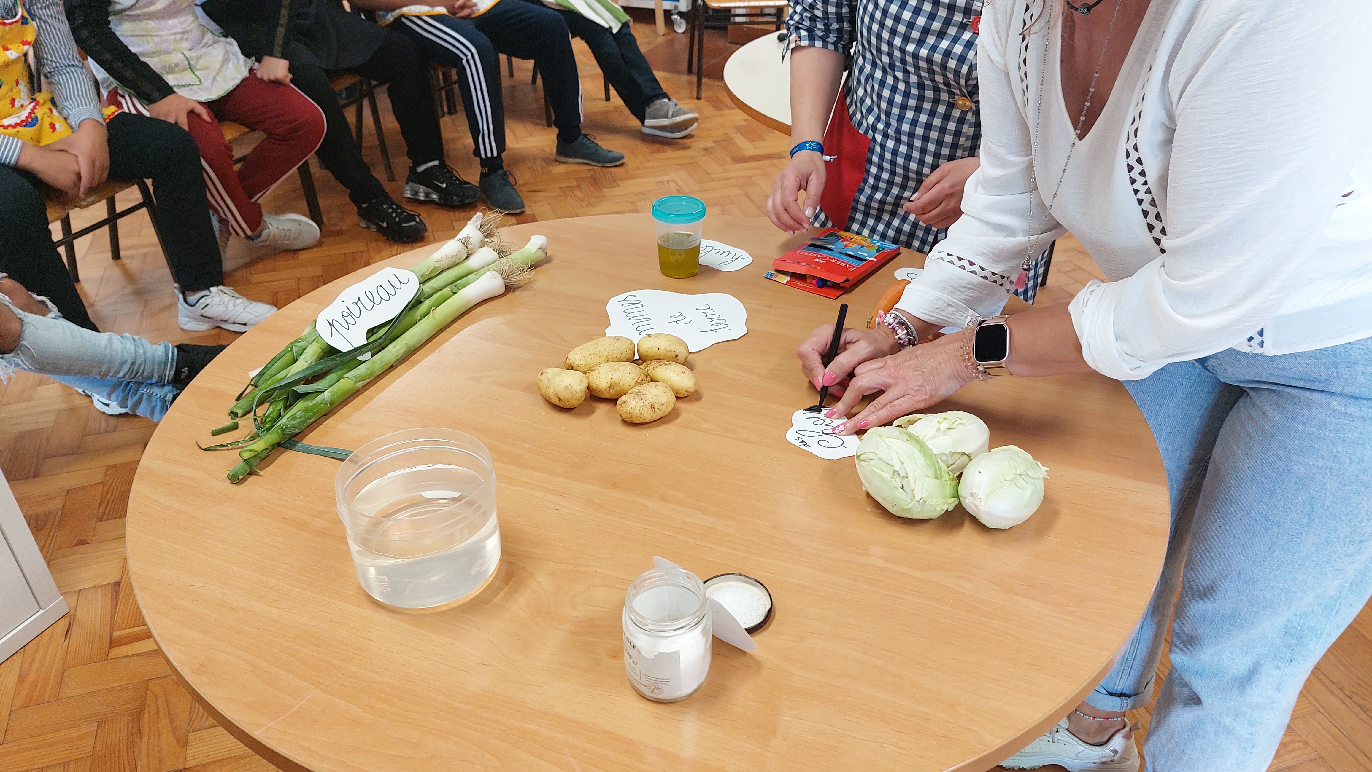 Articulação entre Eco-Escolas, disciplina de Francês e CAA: "Alimentação Saudável" - preparação de uma sopa.
Os alunos aprenderam o nome dos hortícolas em francês, assim como todo o processo de realização da sopa foi feito em francês.