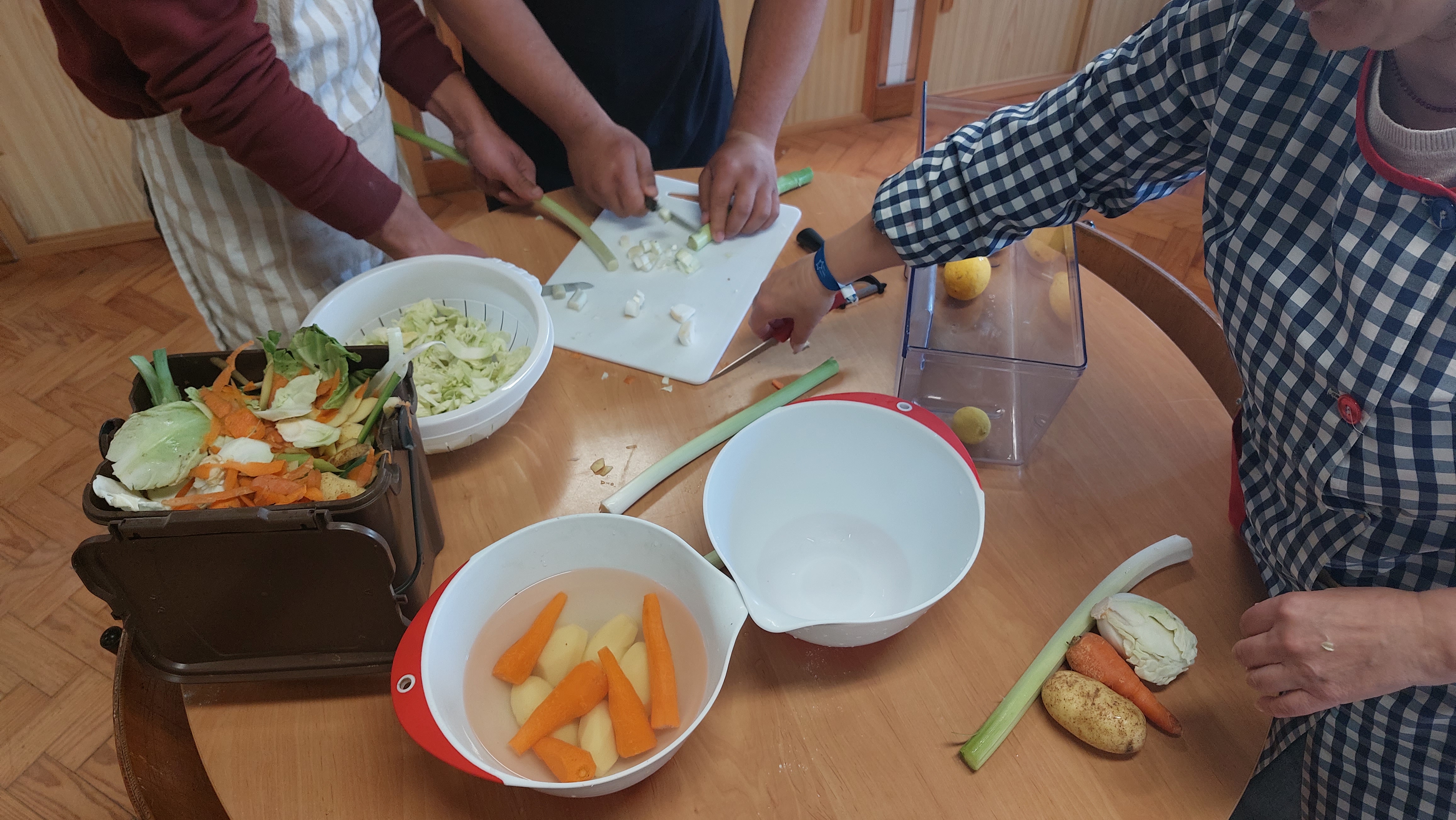 Preparação dos ingredientes para a realização da sopa, feita pelos alunos do CAA.