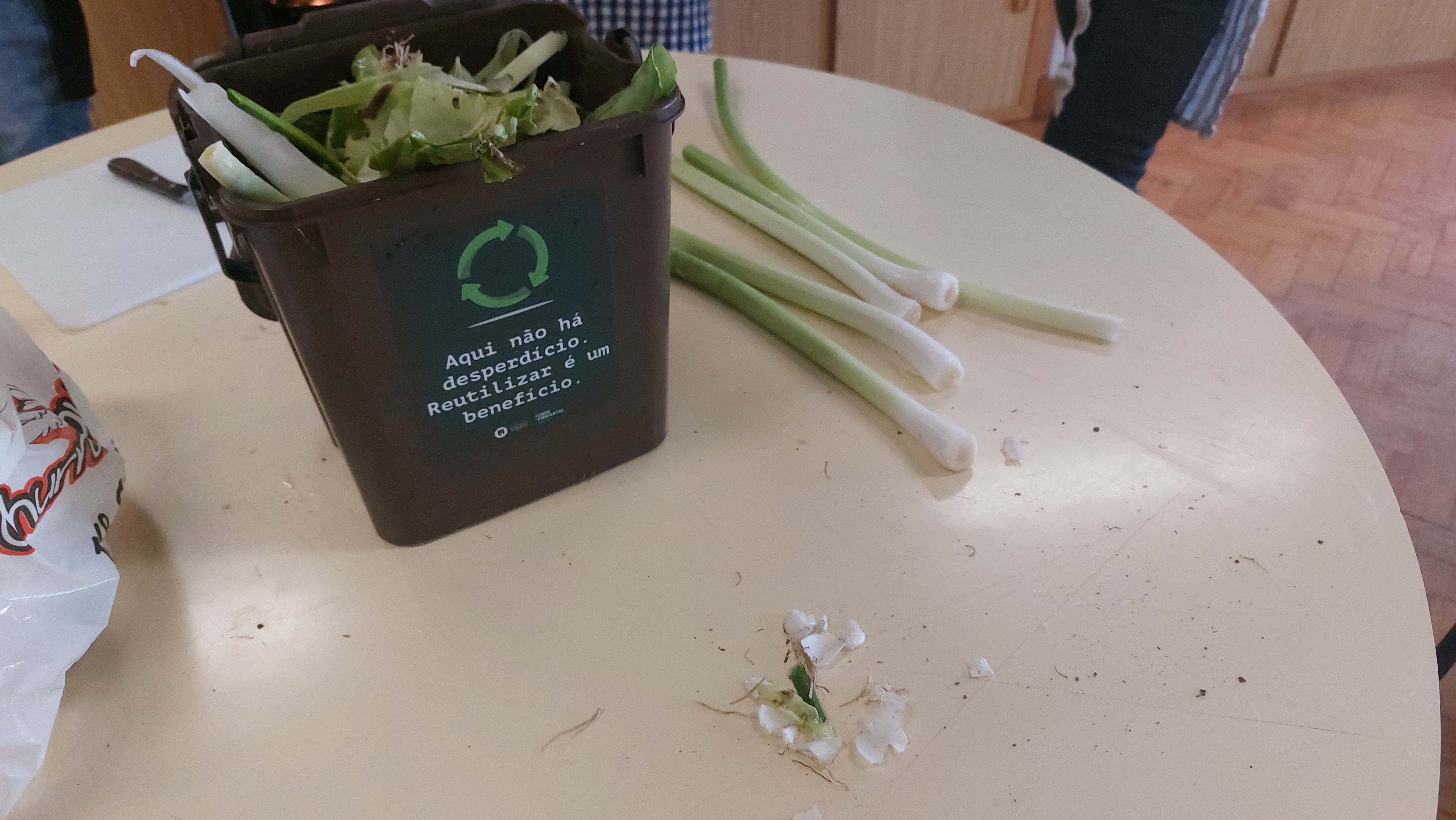 Recola dos resíduos orgânicos para a compostagem.