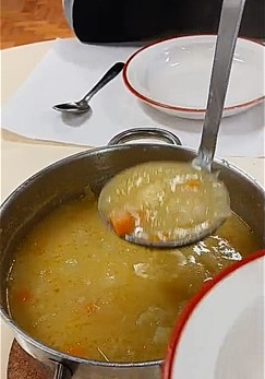 Sopa preparada, pronta para ser servida e saboreada pelos alunos do CAA (Centro de Apoio à Aprendizagem) e professores.