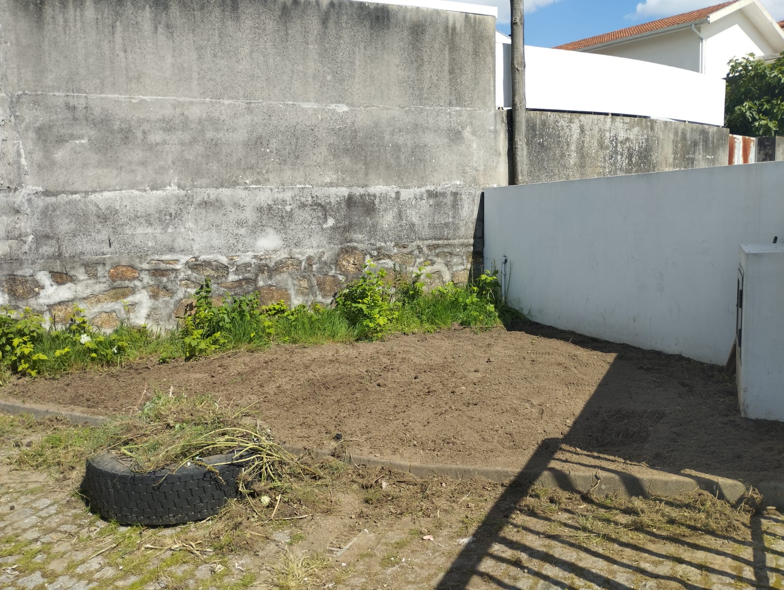 Pronto para começar a plantar - Depois de cavada e engaçada deixamos a nossa horta para os passarinhos comerem as sementes das ervas e os insetos.