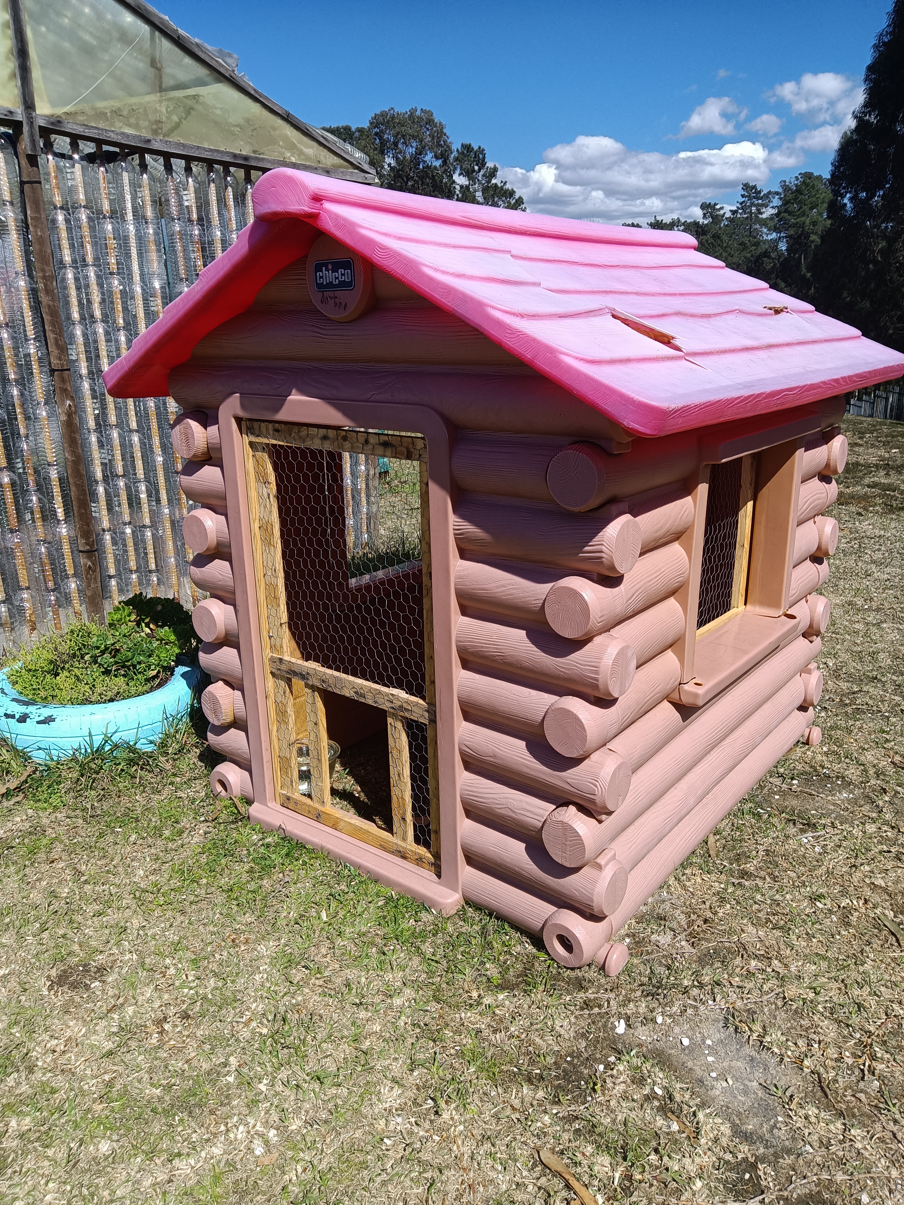 Casinha dos garnizos (aves) que estão interligados com a horta.